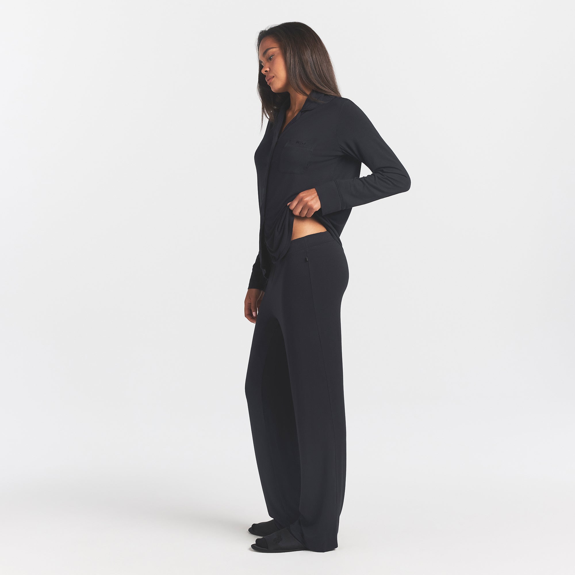SKIMS SLEEP LONG SLEEVE BUTTON UP SET | ONYX ON A MODEL SIDE VIEW