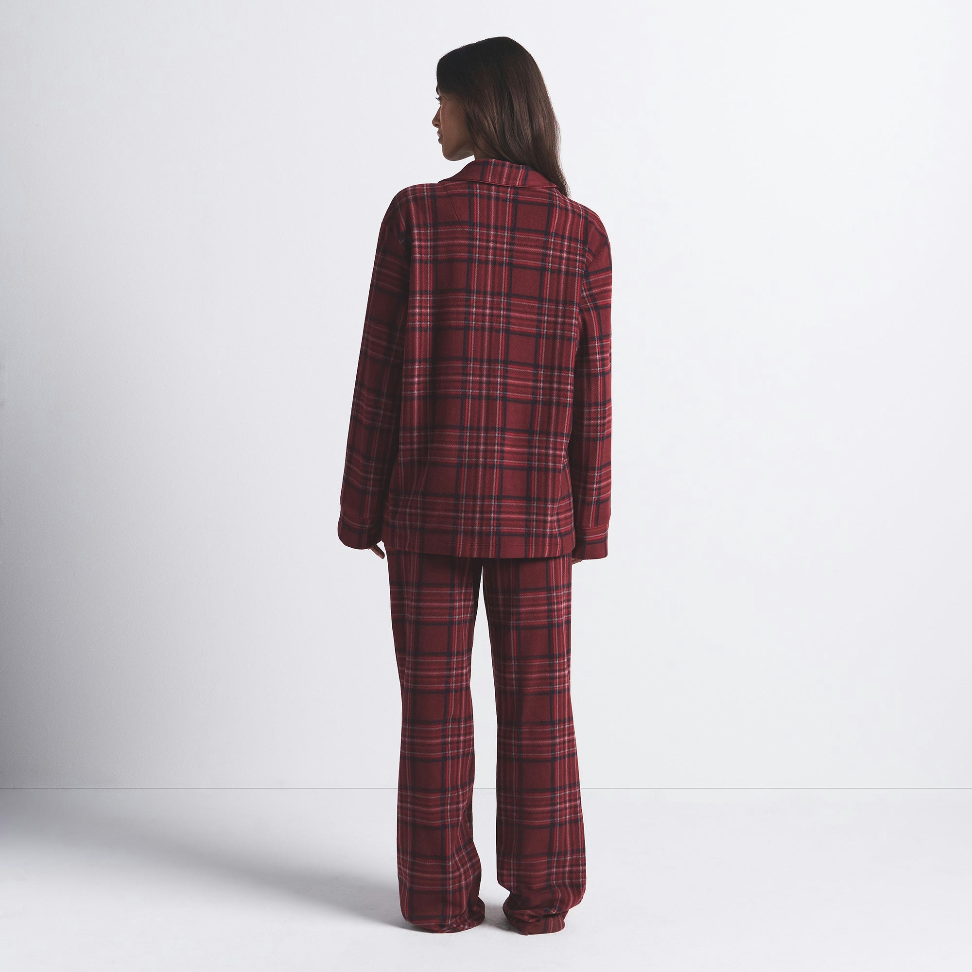 FLEECE SLEEP UNISEX SLEEP SET | MERLOT RED PLAID ON A MODEL BACK VIEW @ | FOCUS: 0.0, 1.0, 0.9