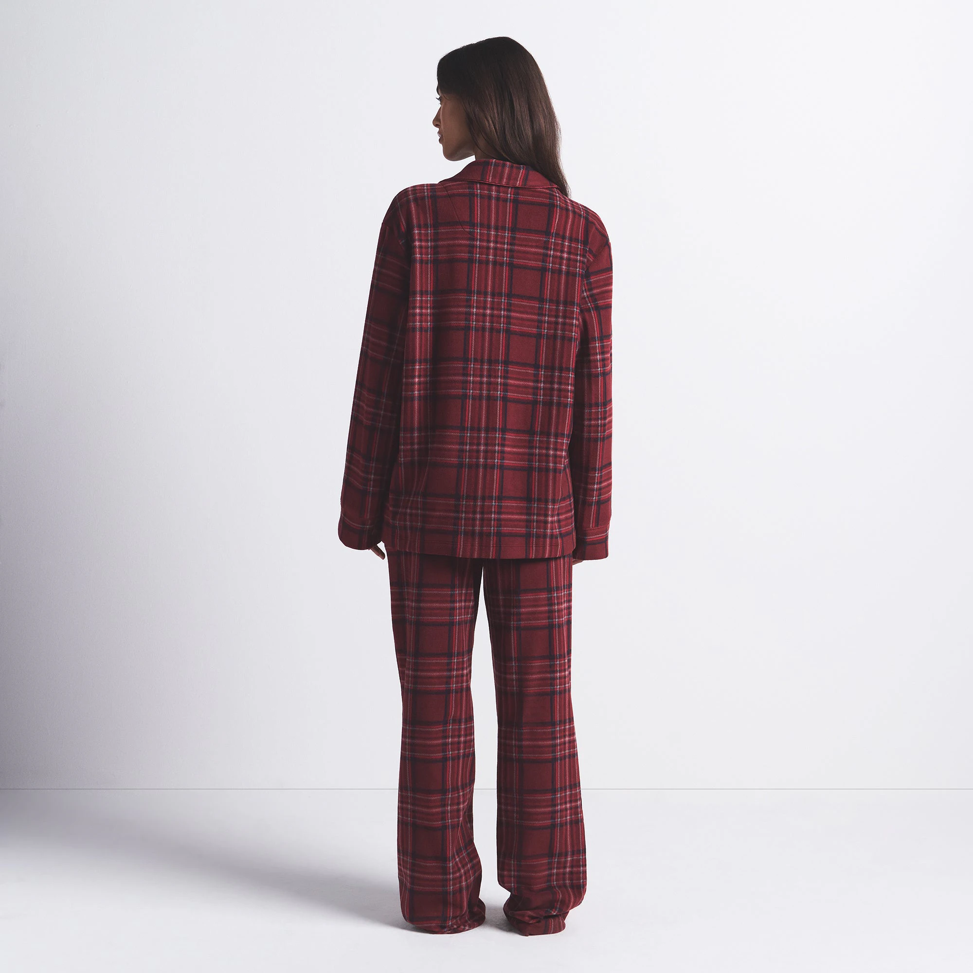 FLEECE SLEEP UNISEX SLEEP SET | MERLOT RED PLAID ON A MODEL BACK VIEW @ | FOCUS: 0.0, 1.0, 0.9