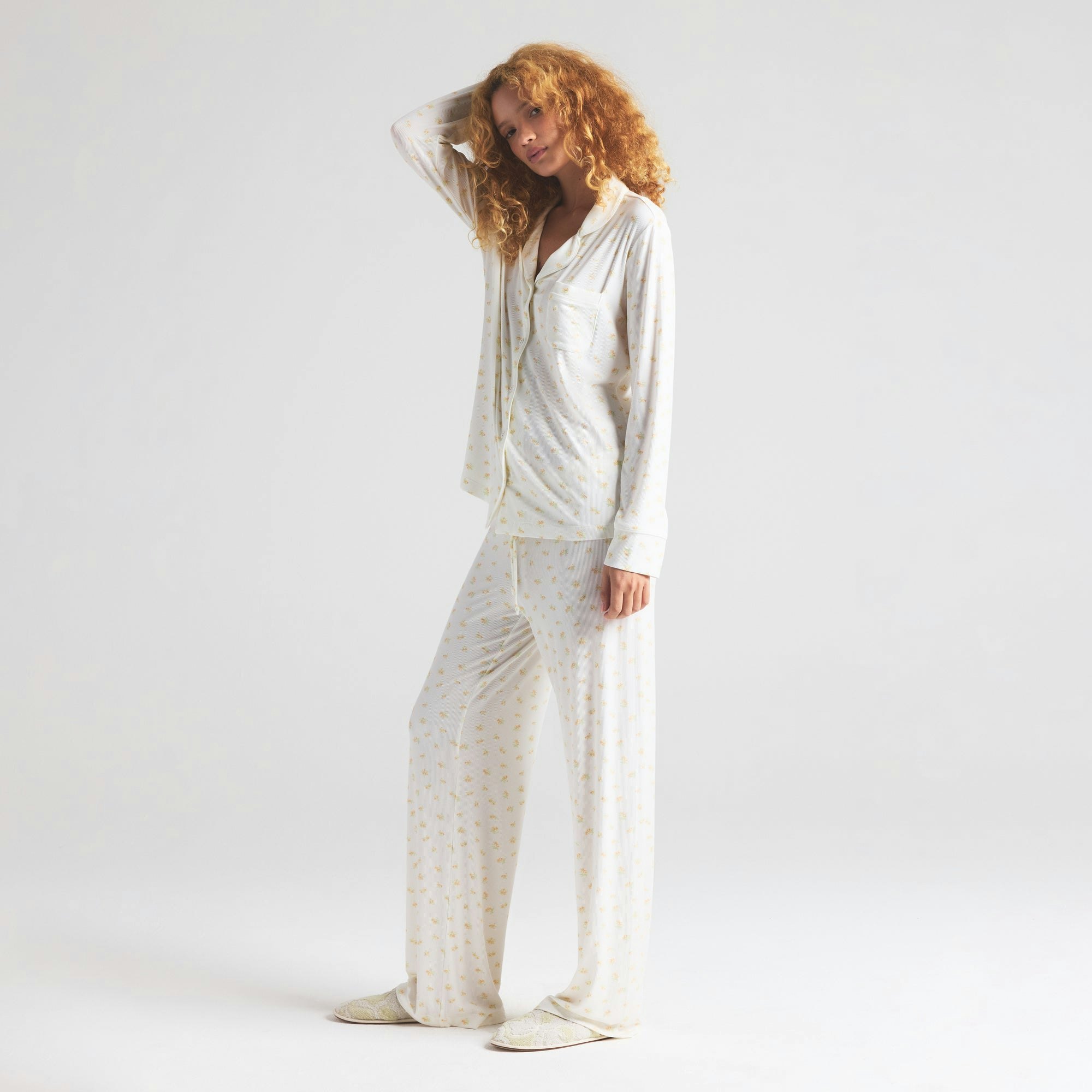 SOFT LOUNGE SLEEP SET | MARBLE GARDEN PRINT ON A MODEL FRONT VIEW | FOCUS: 0.0, 1.0, 0.9