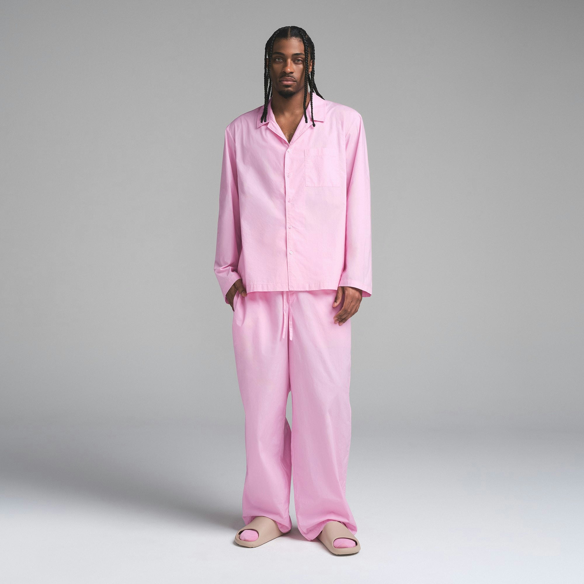 COTTON POPLIN MENS LONG SLEEP SET | BUBBLE GUM ON A MODEL FRONT VIEW | FOCUS: 0.0, 1.0, 0.9 | FOCUS: 0.0, 1.0, 0.9