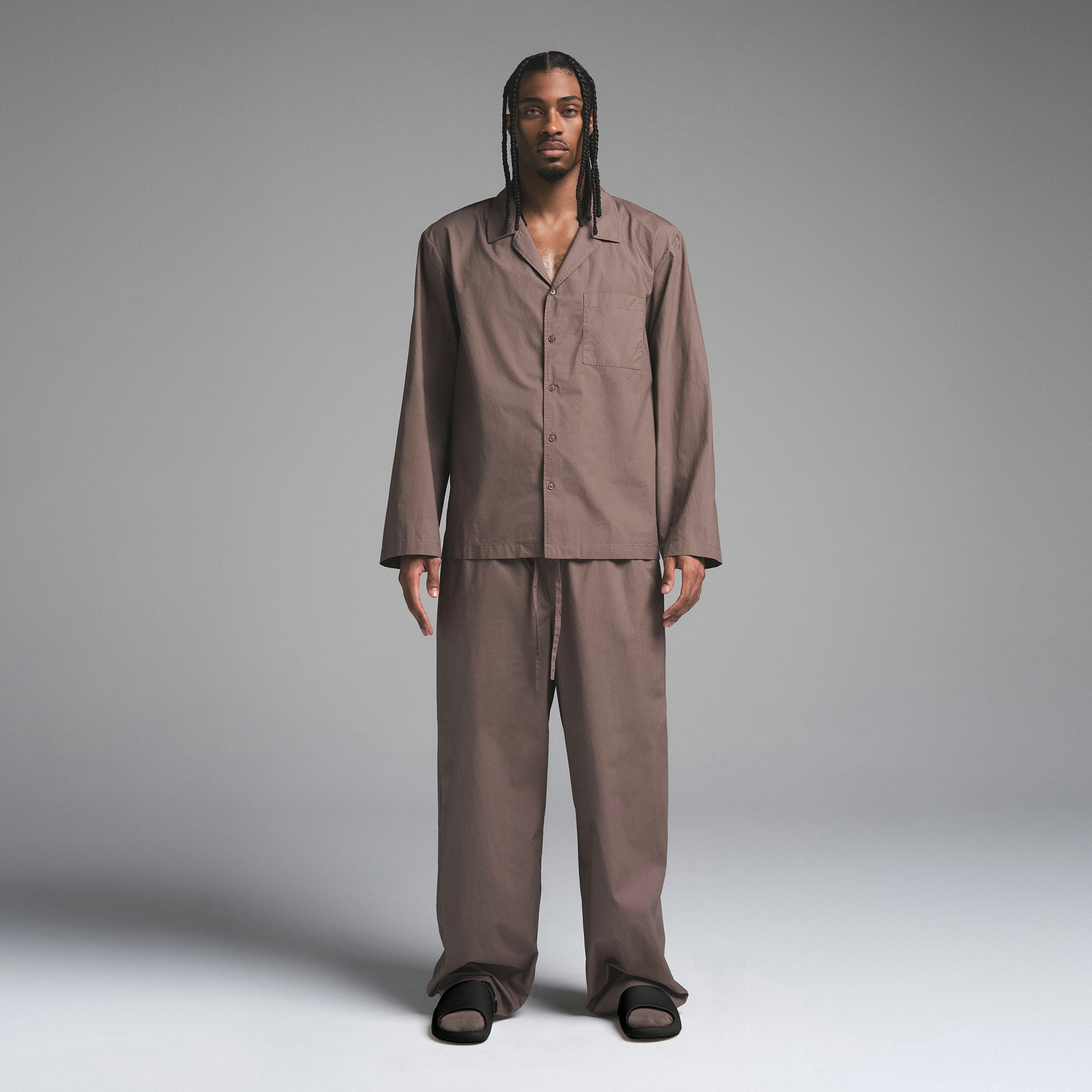 COTTON POPLIN MENS LONG SLEEP SET | UMBER ON A MODEL FRONT VIEW | FOCUS: 0.0, 1.0, 0.9 | FOCUS: 0.0, 1.0, 0.9