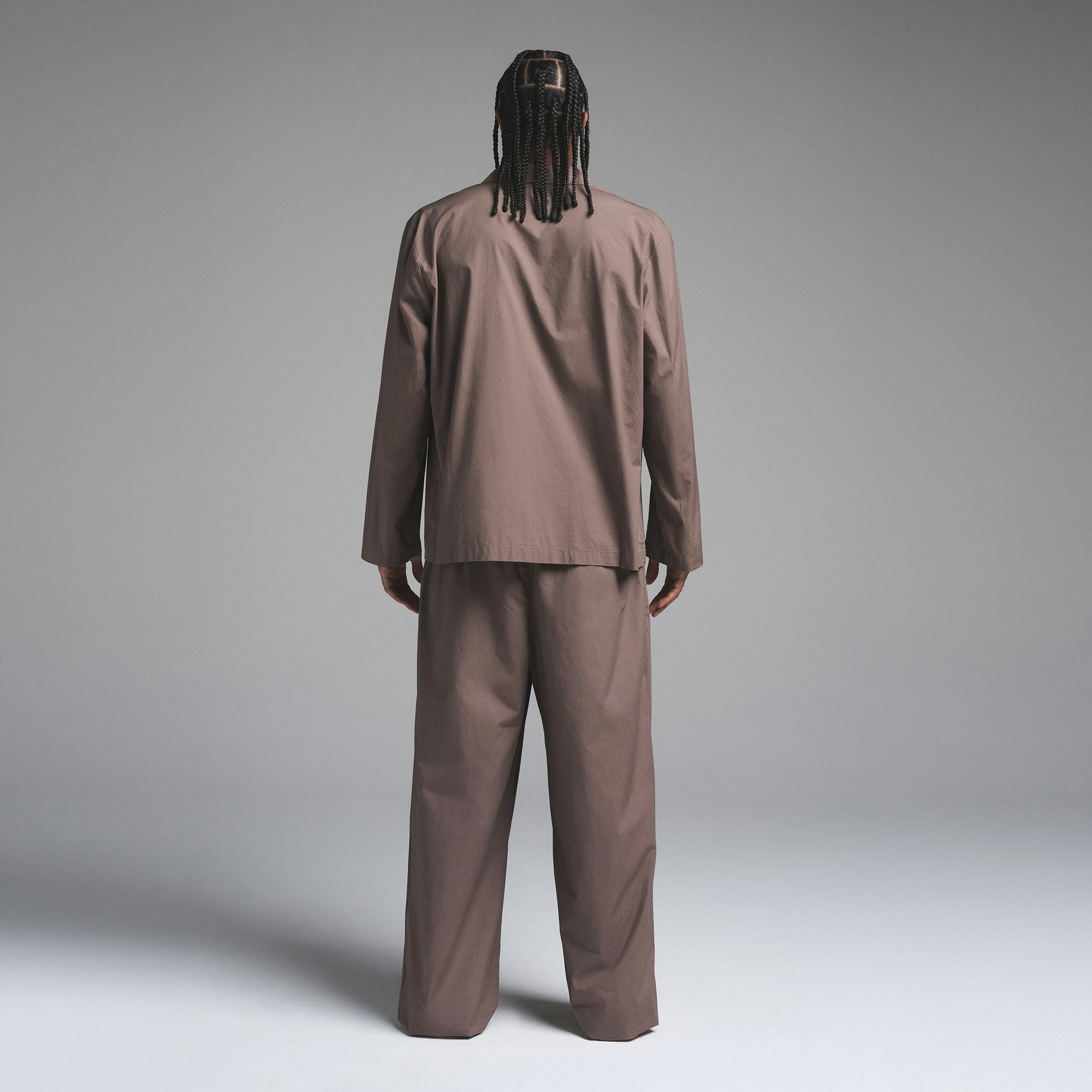 COTTON POPLIN MENS LONG SLEEP SET | UMBER ON A MODEL SIDE VIEW | FOCUS: 0.0, 1.0, 0.9 | FOCUS: 0.0, 1.0, 0.9