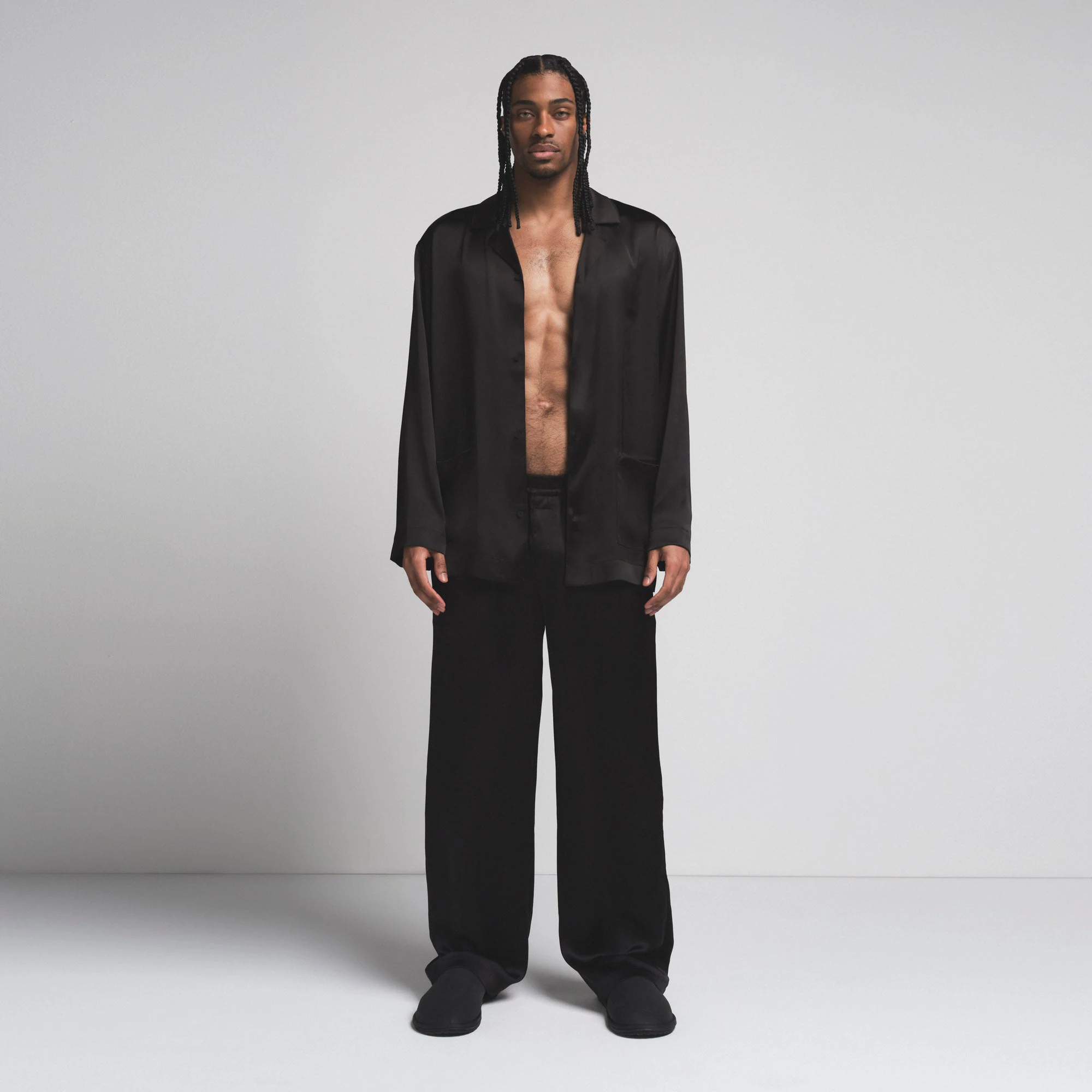 SATEEN SLEEP MENS LONG SLEEP SET | ONYX ON A MODEL FRONT  ON A MODEL FRONT VIEW | FOCUS: 0.0, 1.0, 0.9