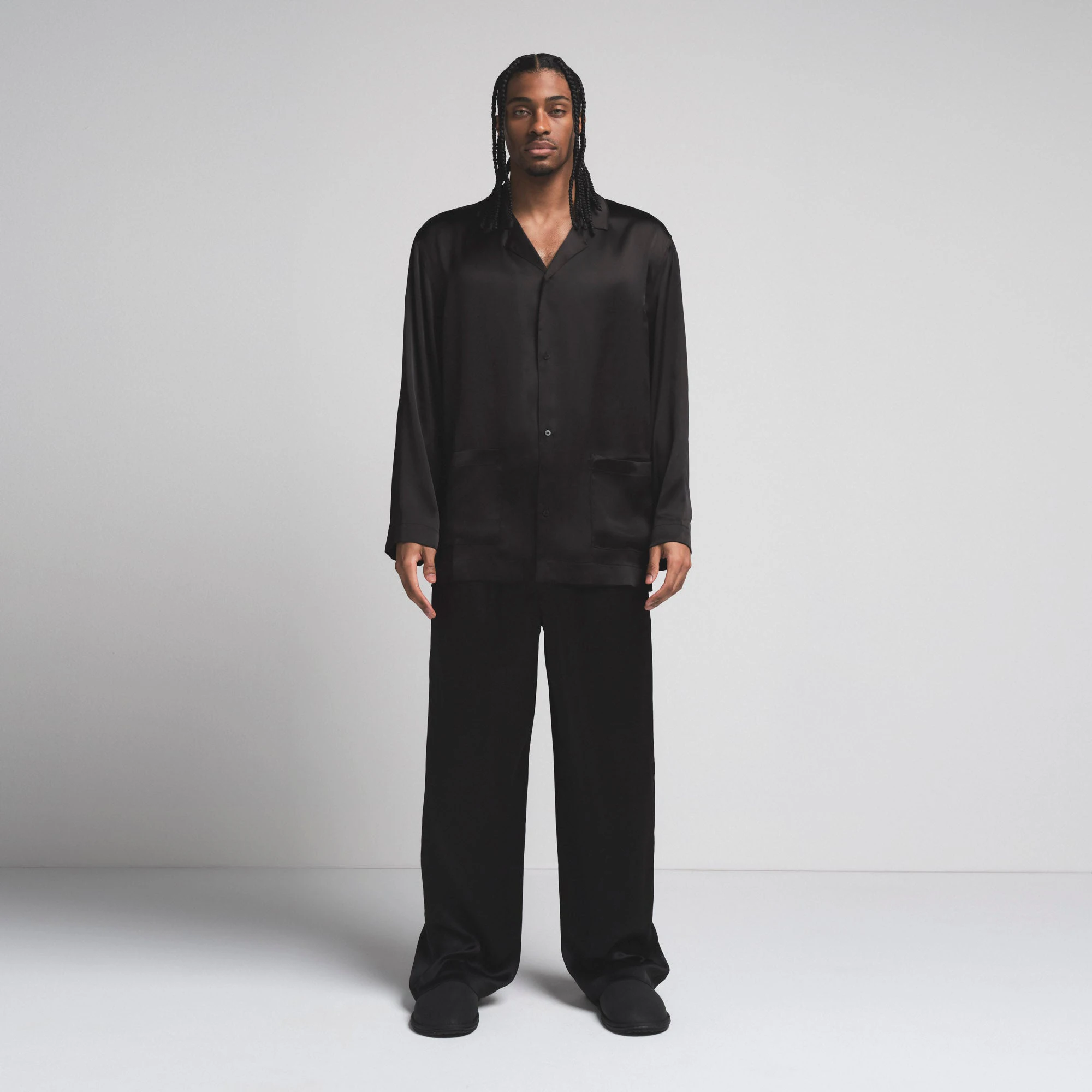 SATEEN SLEEP MENS LONG SLEEP SET | ONYX ON A MODEL FRONT  ON A MODEL FRONT VIEW | FOCUS: 0.0, 1.0, 0.9