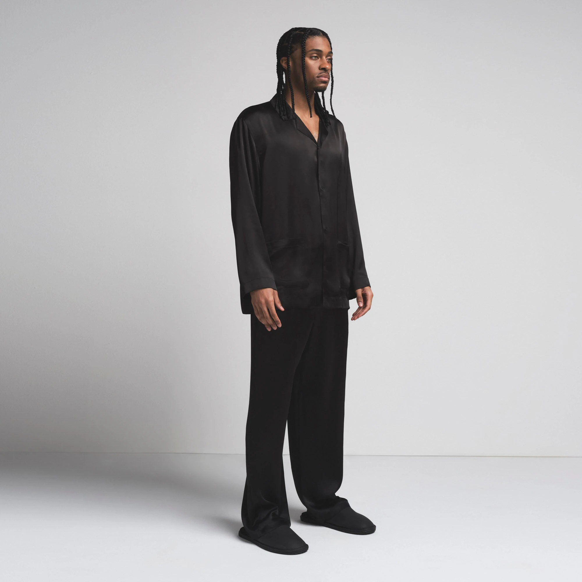 SATEEN SLEEP MENS LONG SLEEP SET | ONYX ON A MODEL SIDE  ON A MODEL FRONT VIEW | FOCUS: 0.0, 1.0, 0.9