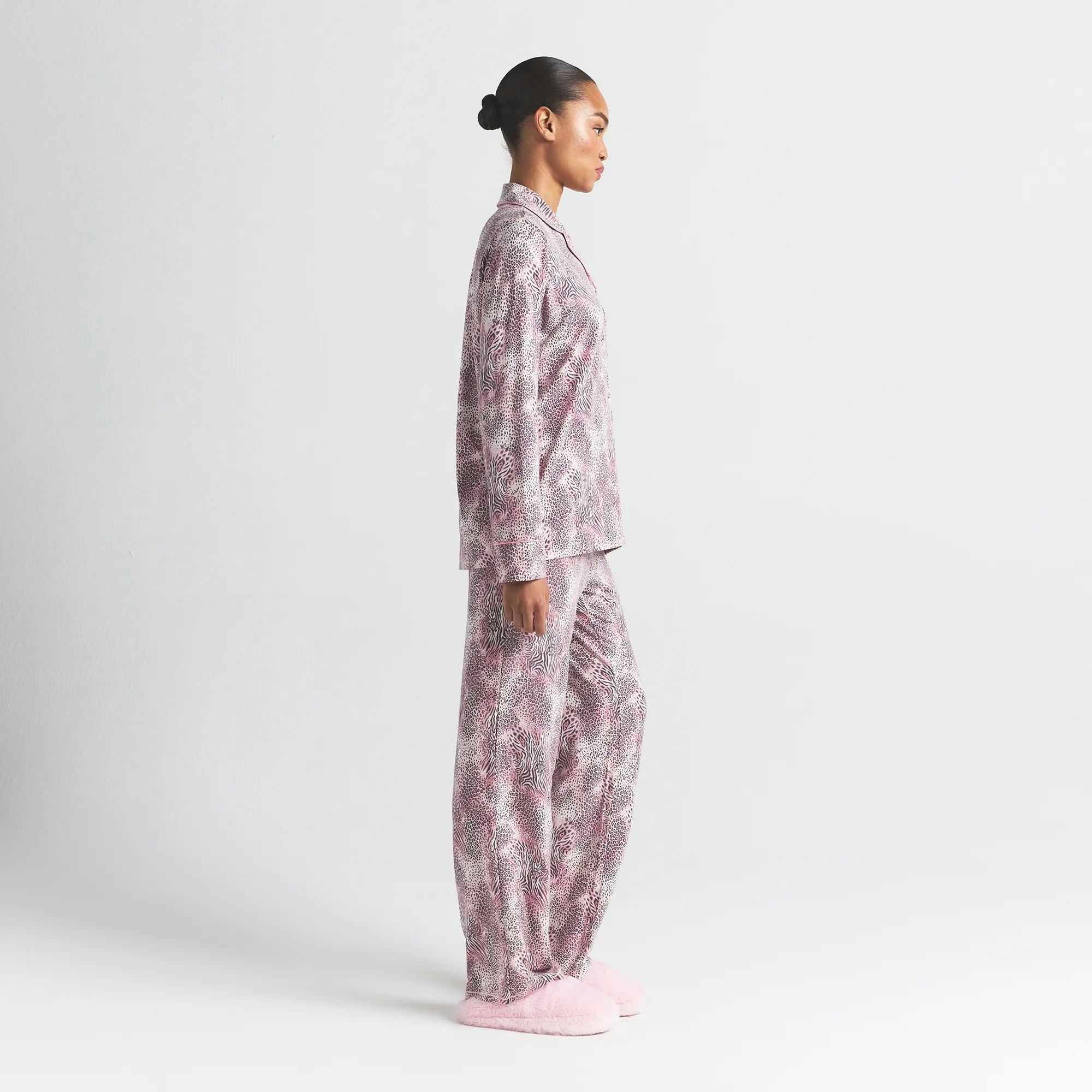 SKIMS SLEEP LONG SLEEVE BUTTON UP SET | BLOOM MINI MULTI ANIMAL ON A MODEL SIDE VIEW @ | FOCUS: 0.0, 1.0, 0.9