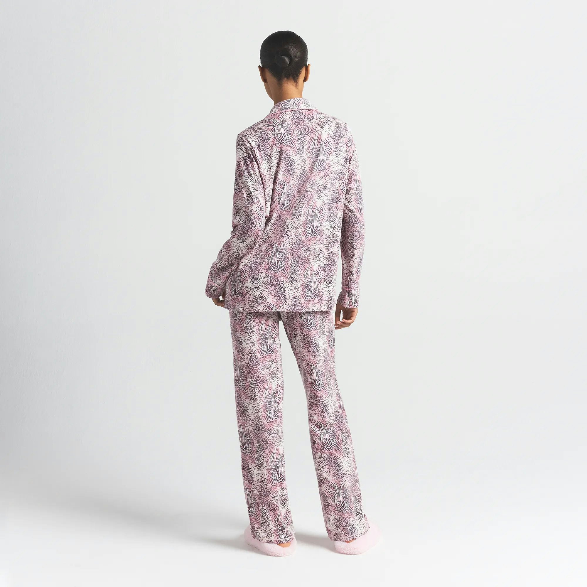 SKIMS SLEEP LONG SLEEVE BUTTON UP SET | BLOOM MINI MULTI ANIMAL ON A MODEL BACK VIEW @ | FOCUS: 0.0, 1.0, 0.9