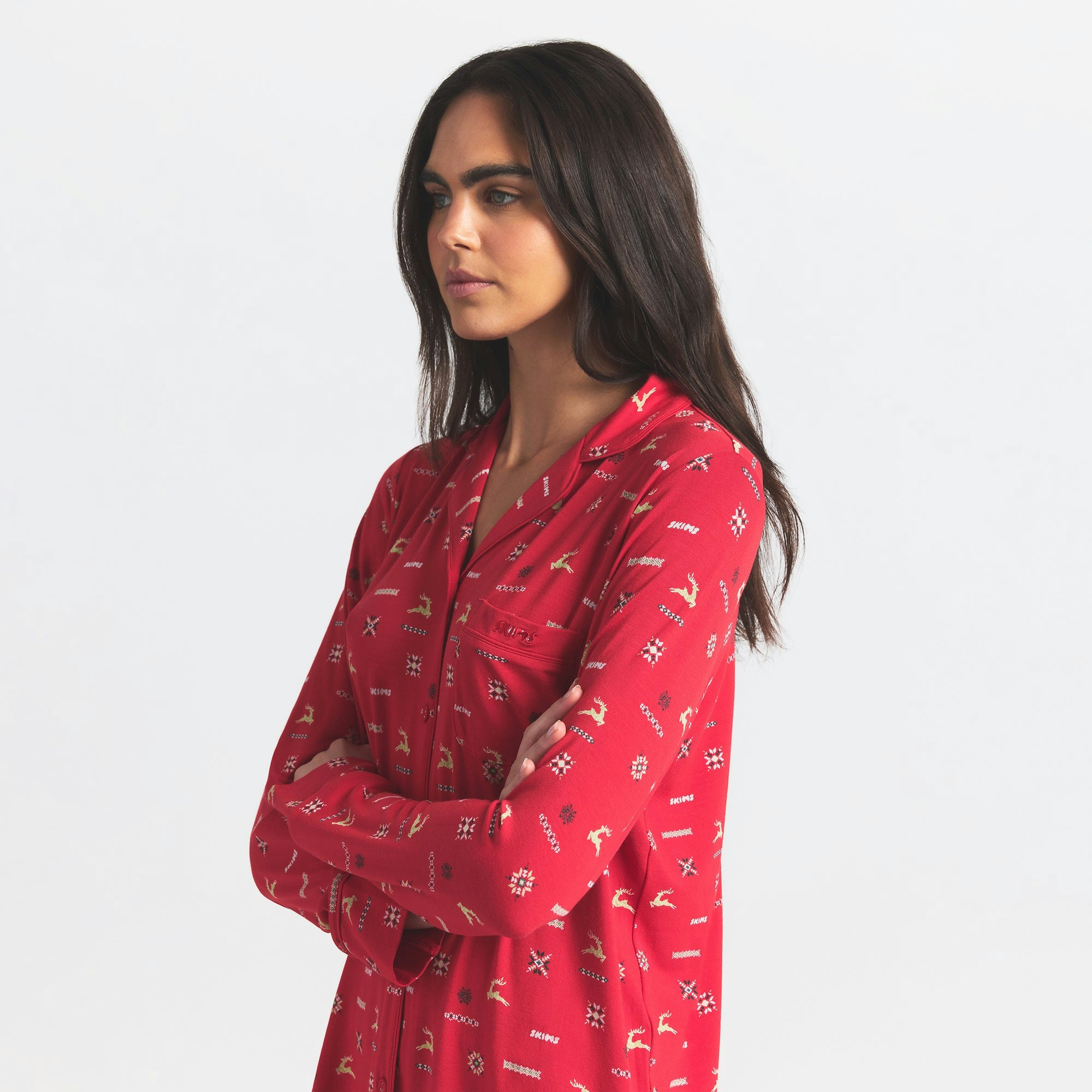 SKIMS SLEEP LONG SLEEVE BUTTON UP SET | CRANBERRY VINTAGE DEER PRINT ON A MODEL SIDE VIEW @ | FOCUS: 0.0, 1.0, 0.9