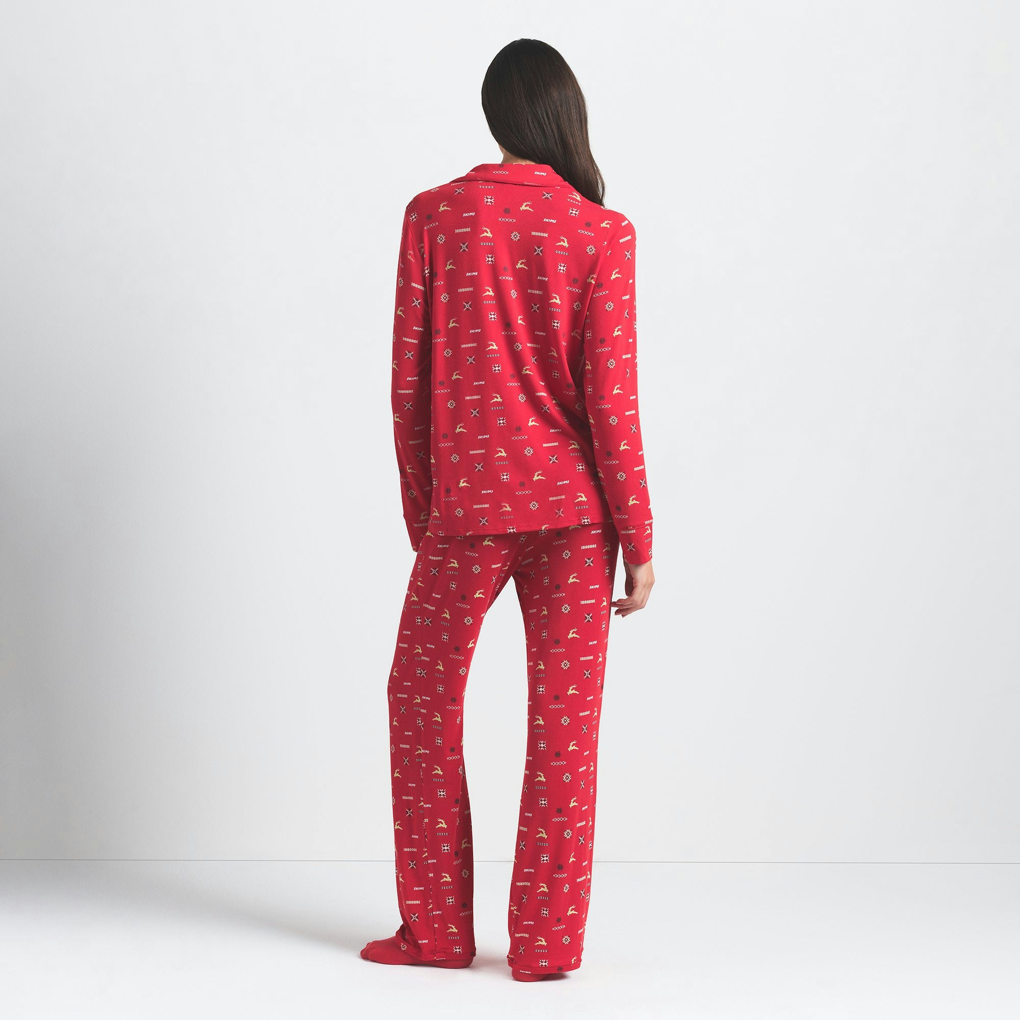 SKIMS SLEEP LONG SLEEVE BUTTON UP SET | CRANBERRY VINTAGE DEER PRINT ON A MODEL BACK VIEW @ | FOCUS: 0.0, 1.0, 0.9