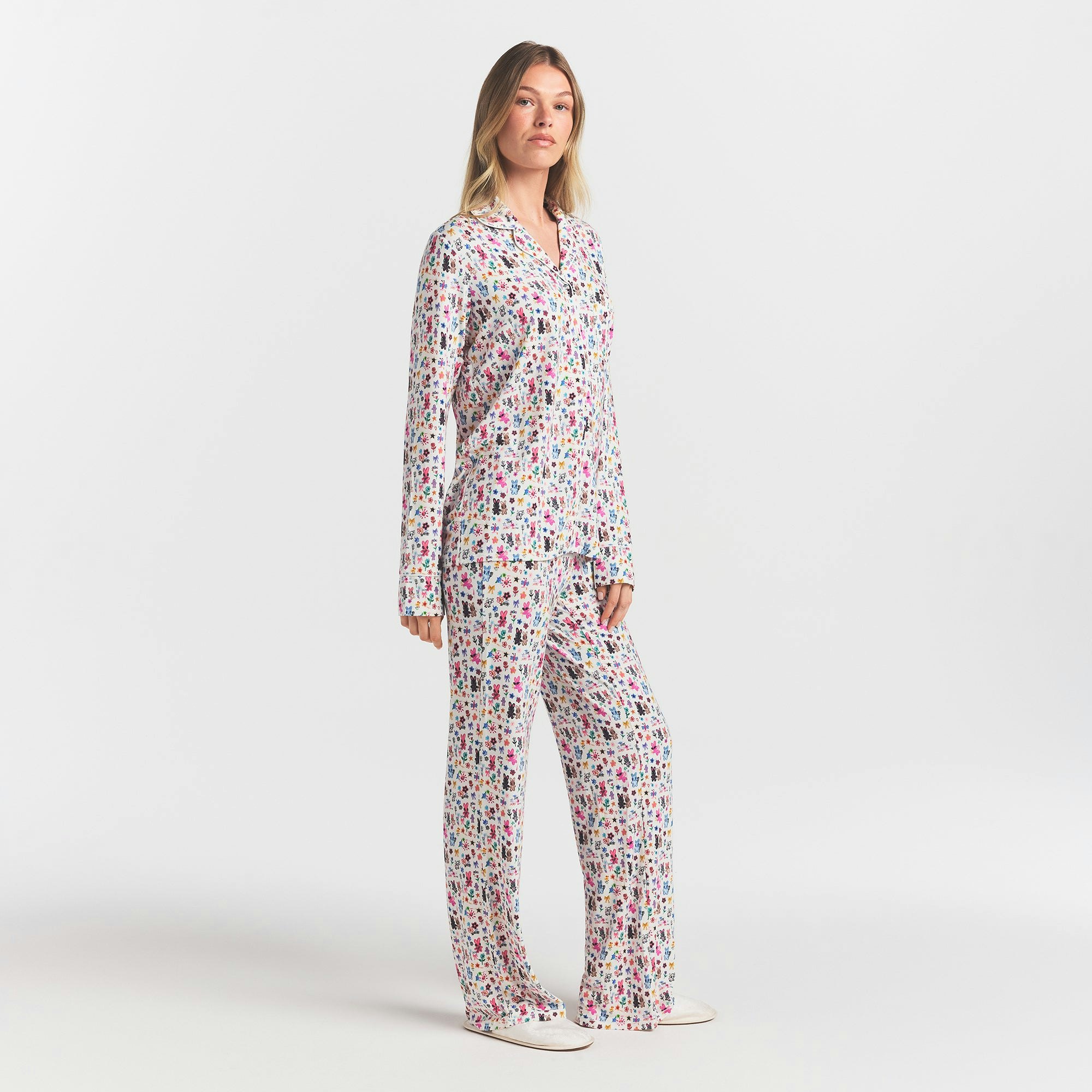 SKIMS SLEEP LONG SLEEVE BUTTON UP SET | MARBLE COOL BUNNY ON A MODEL SIDE VIEW