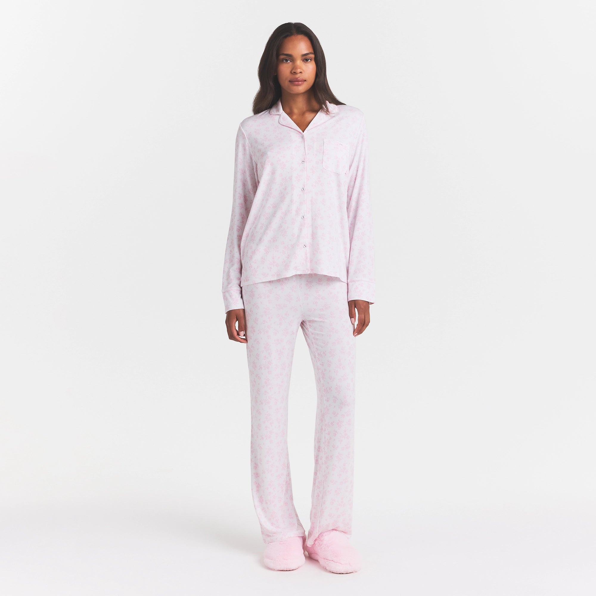 SKIMS SLEEP LONG SLEEVE BUTTON UP SET | SNOW DELICATE FLORAL PRINT ON A MODEL FRONT VIEW @ | FOCUS: 0.0, 1.0, 0.9