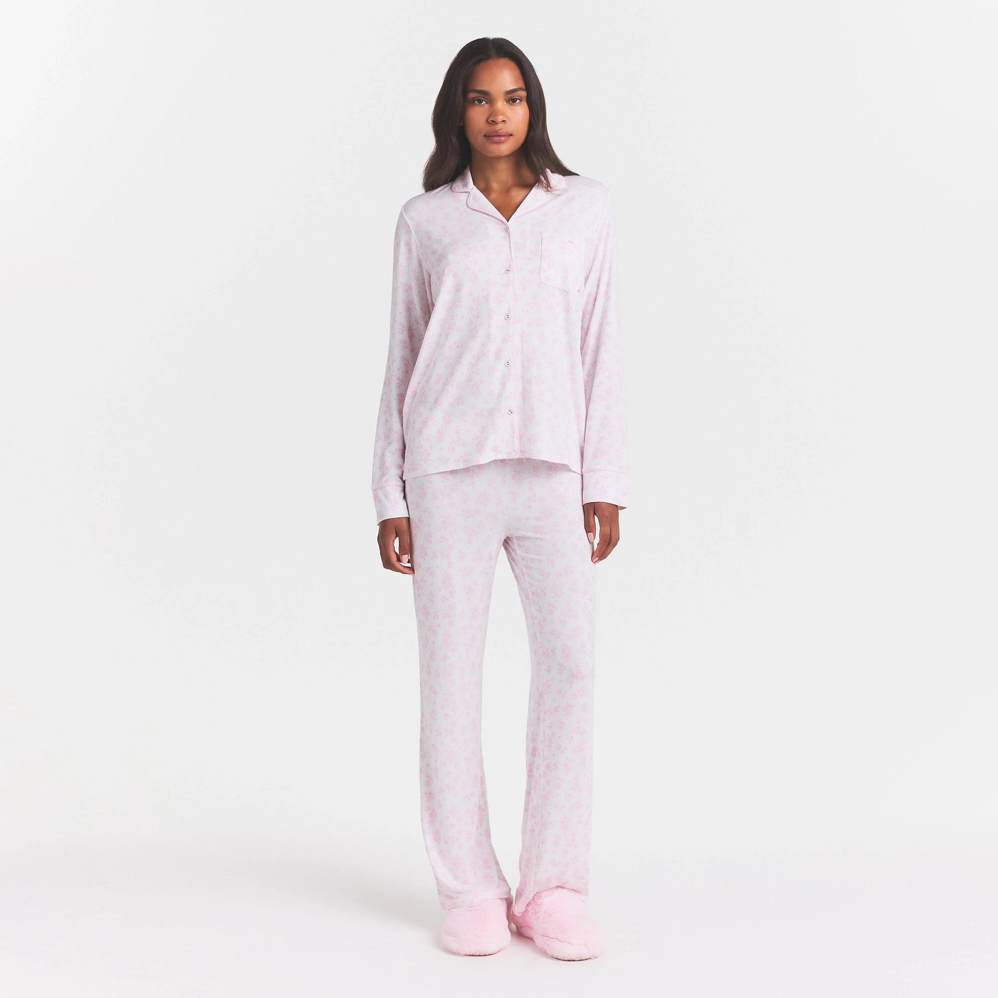 SKIMS SLEEP LONG SLEEVE BUTTON UP SET | SNOW DELICATE FLORAL PRINT ON A MODEL FRONT VIEW @ | FOCUS: 0.0, 1.0, 0.9