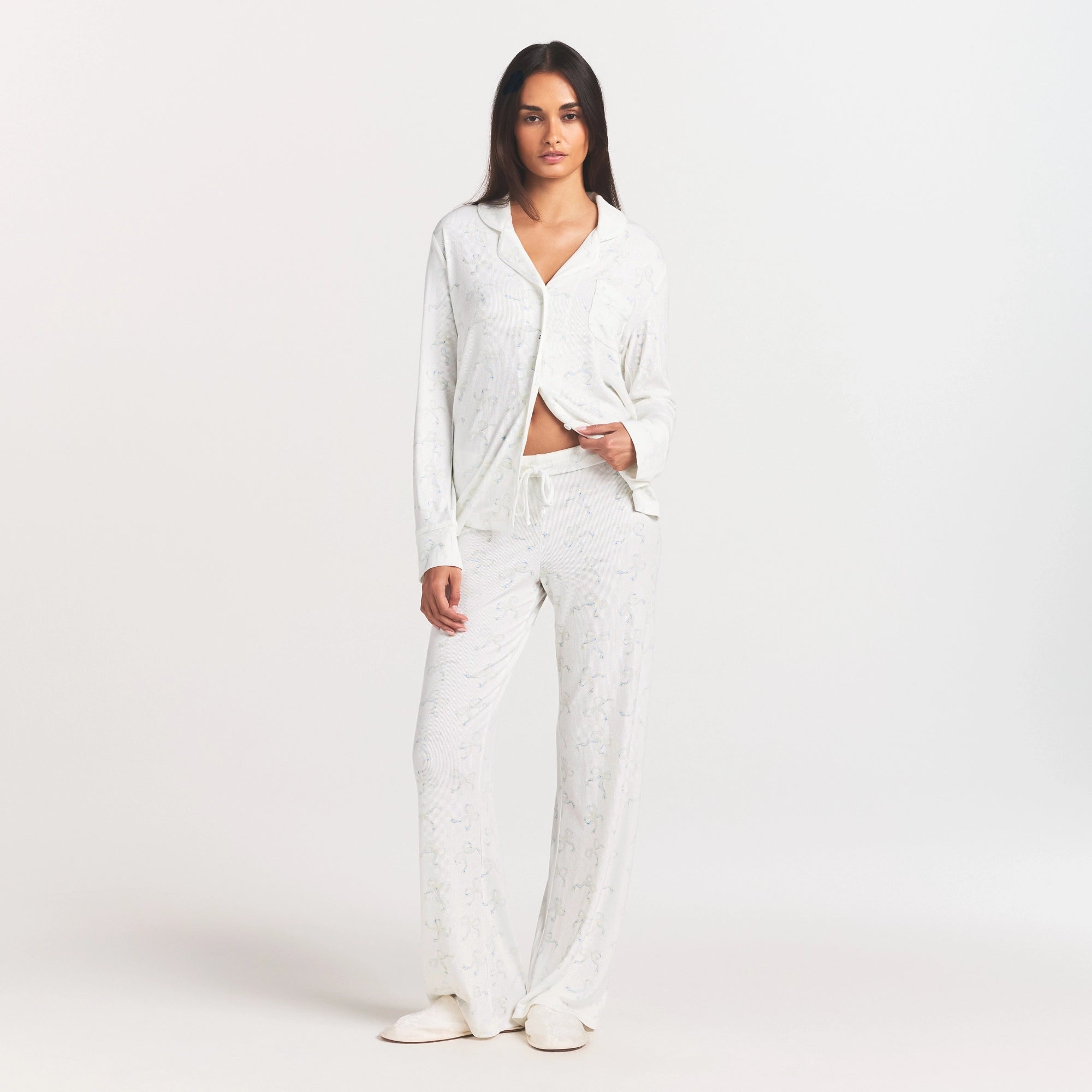 SOFT LOUNGE SLEEP SET | IVORY PEARL BOWS PRINT ON A MODEL FRONT VIEW @ | FOCUS: 0.0, 1.0, 0.9