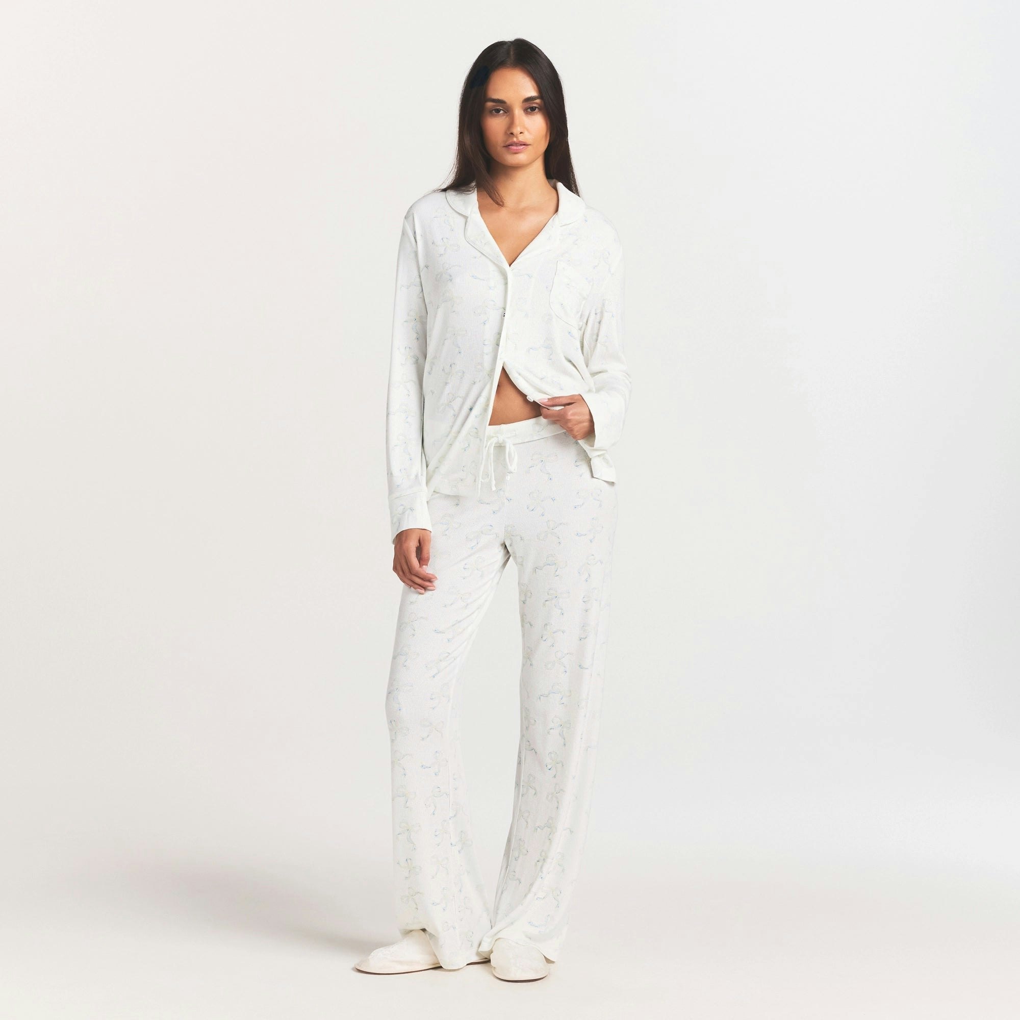 SOFT LOUNGE SLEEP SET | IVORY PEARL BOWS PRINT ON A MODEL FRONT VIEW @ | FOCUS: 0.0, 1.0, 0.9