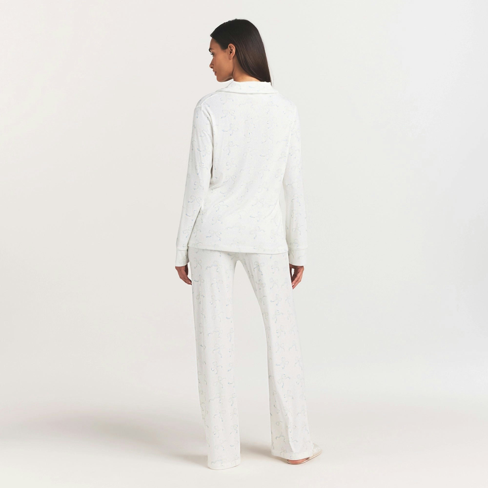 SOFT LOUNGE SLEEP SET | IVORY PEARL BOWS PRINT ON A MODEL FRONT VIEW @ | FOCUS: 0.0, 1.0, 0.9