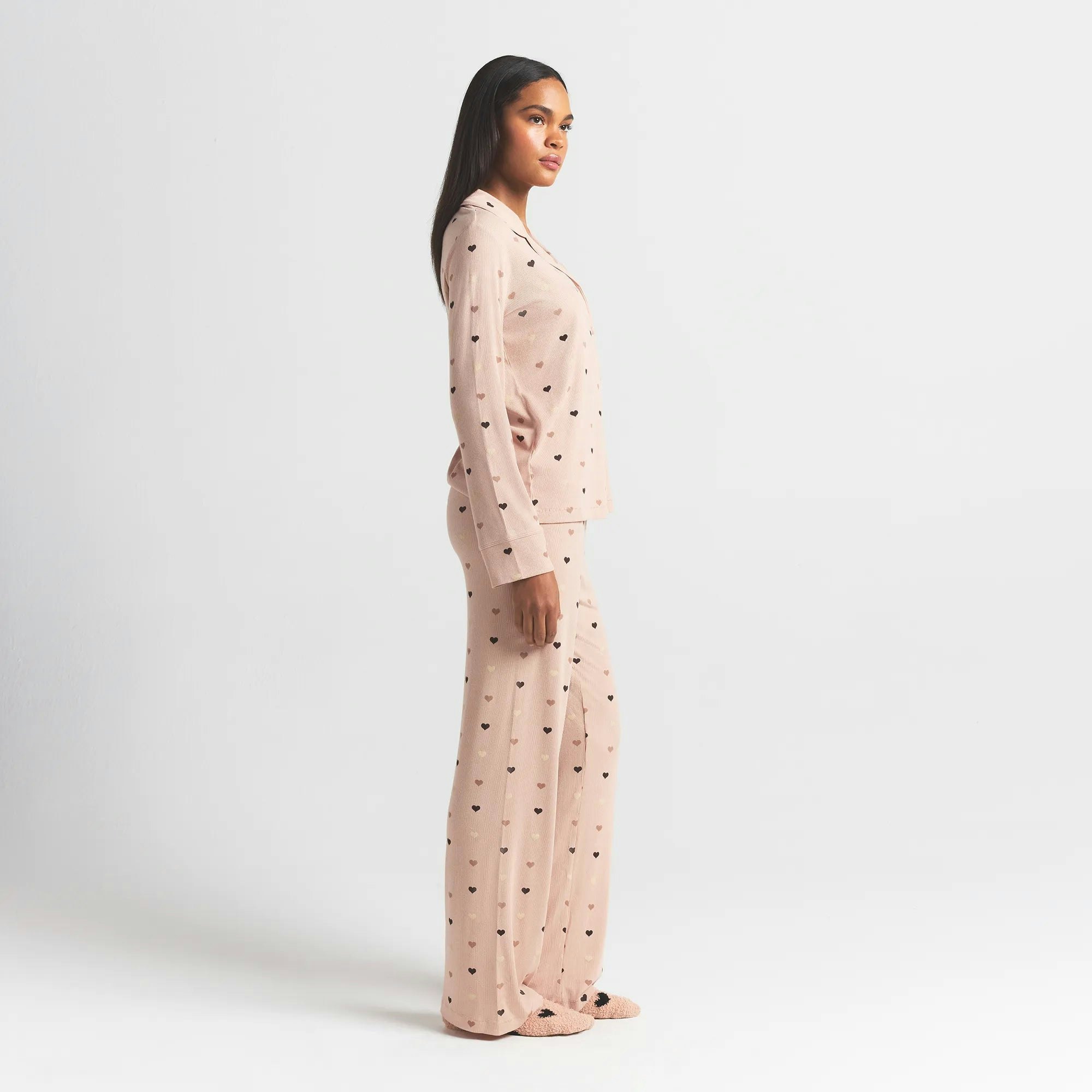 SOFT LOUNGE SLEEP SET | MICA MINI HEART HALFDROP ON A MODEL SIDE VIEW @ | FOCUS: 0.0, 1.0, 0.9