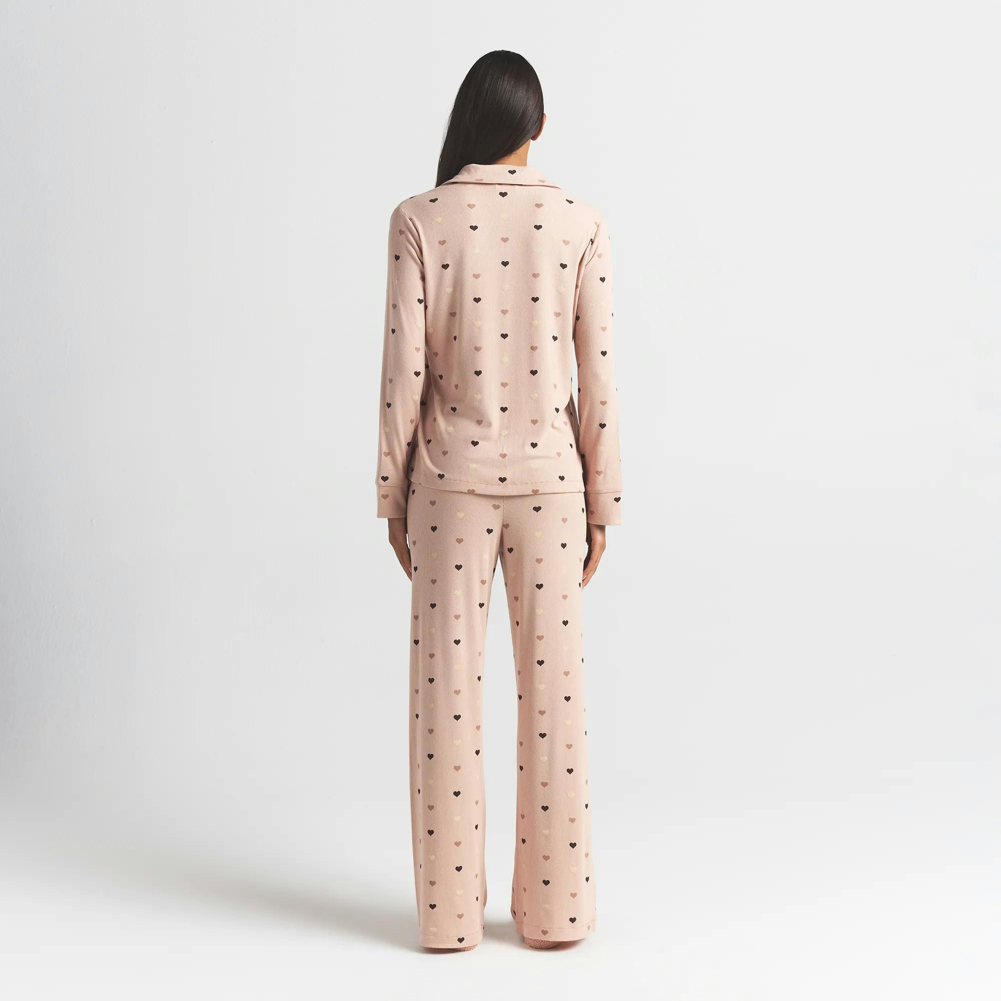 SOFT LOUNGE SLEEP SET | MICA MINI HEART HALFDROP ON A MODEL BACK VIEW @ | FOCUS: 0.0, 1.0, 0.9