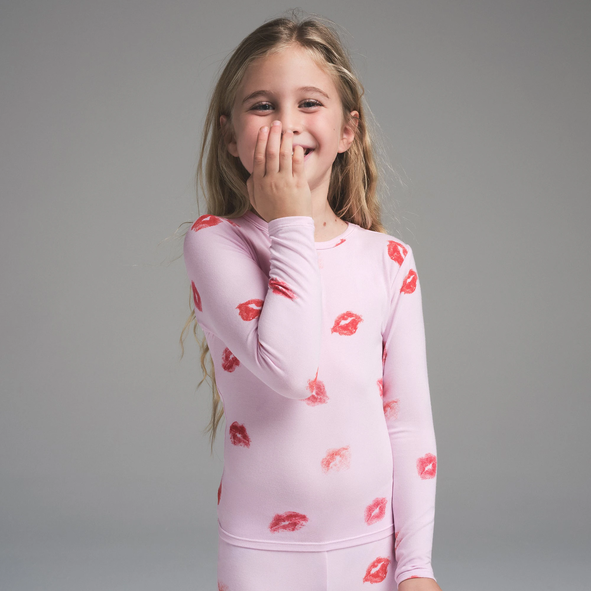 SKIMS SLEEP KIDS SLEEP SET | CHERRY BLOSSOM LIPSTICK ON A MODEL SIDE VIEW | FOCUS: 0.0, 1.0, 0.9