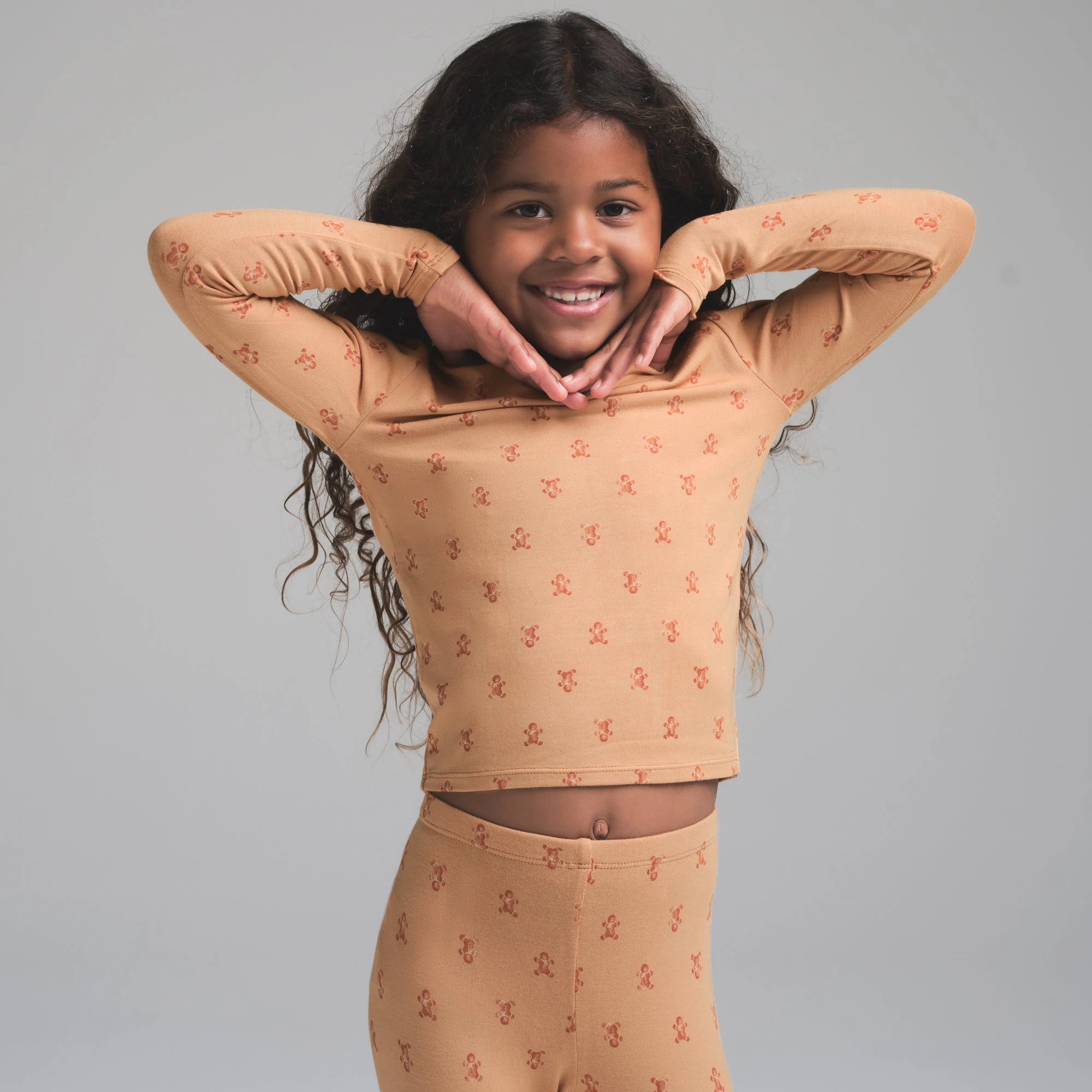 SKIMS SLEEP KIDS SLEEP SET | CARAMEL GINGERBREAD PRINT ON A MODEL SIDE VIEW