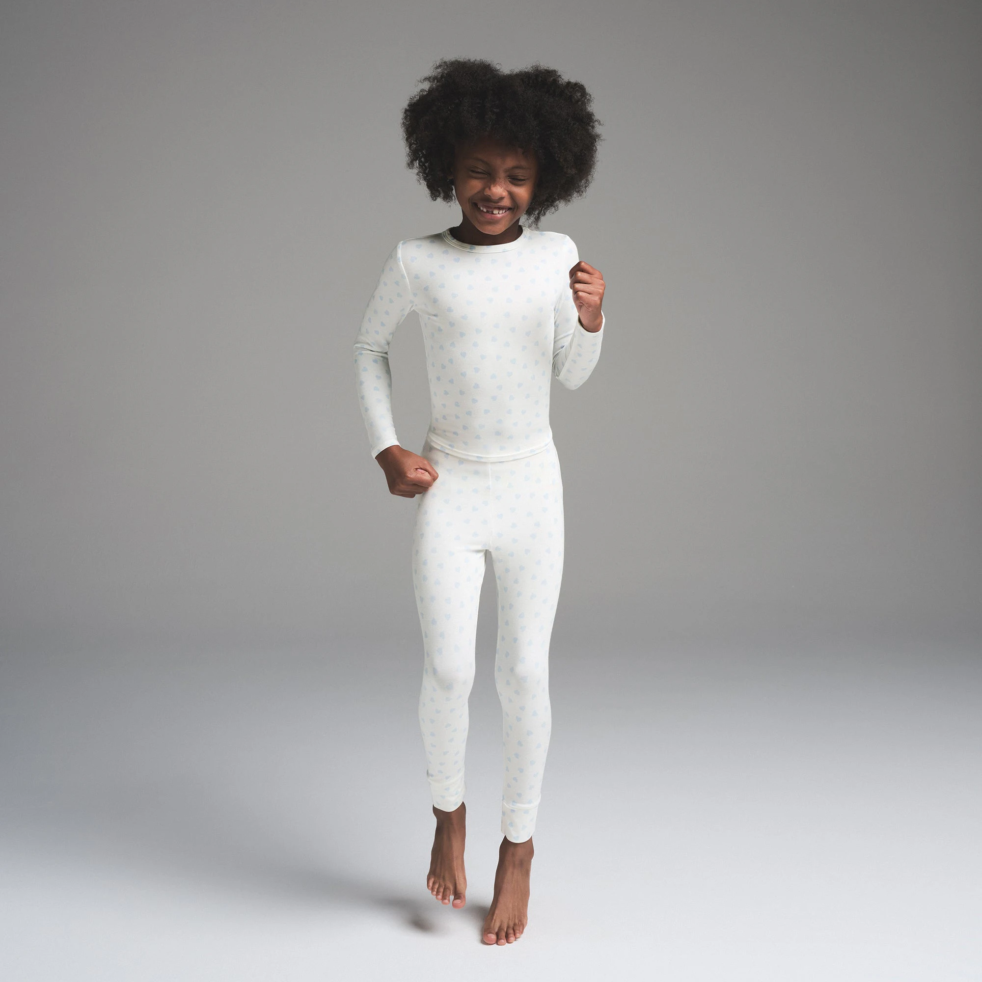 SKIMS SLEEP KIDS SLEEP SET | MIRROR BALLOON PRINT ON A MODEL FRONT VIEW