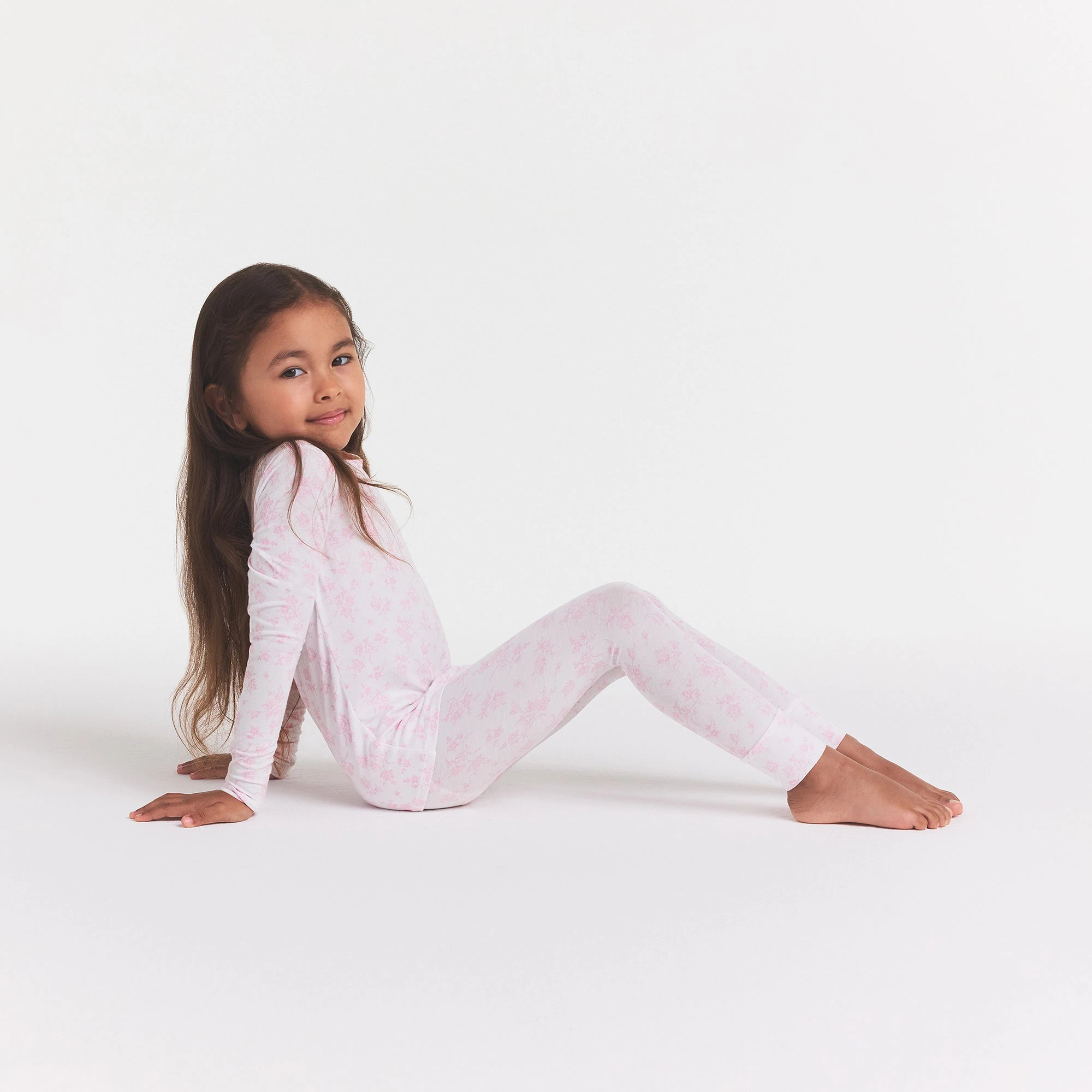 SKIMS SLEEP KIDS SLEEP SET | SNOW DELICATE FLORAL PRINT ON A MODEL SIDE VIEW