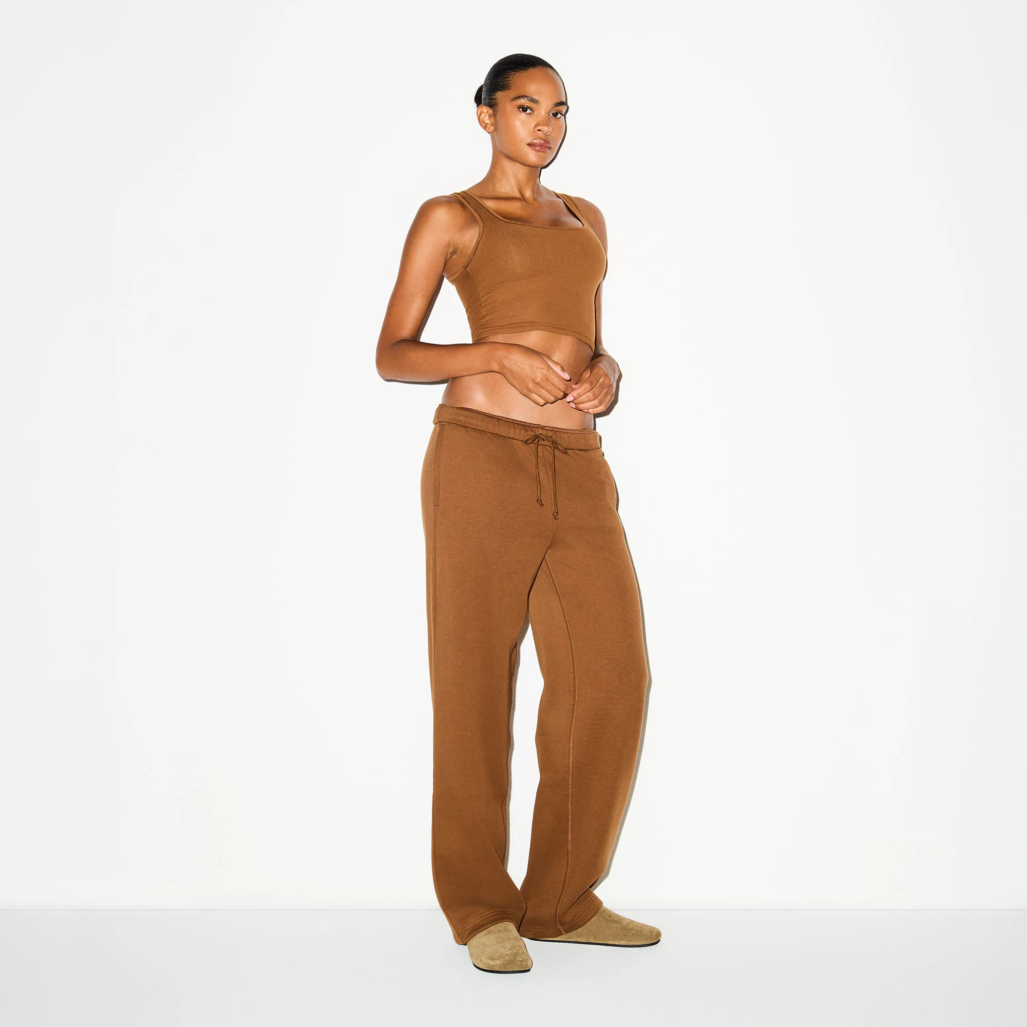 COTTON FLEECE CLASSIC STRAIGHT LEG PANT | BISON ON A MODEL FRONT VIEW @ | FOCUS: 0.0, 1.0, 0.9