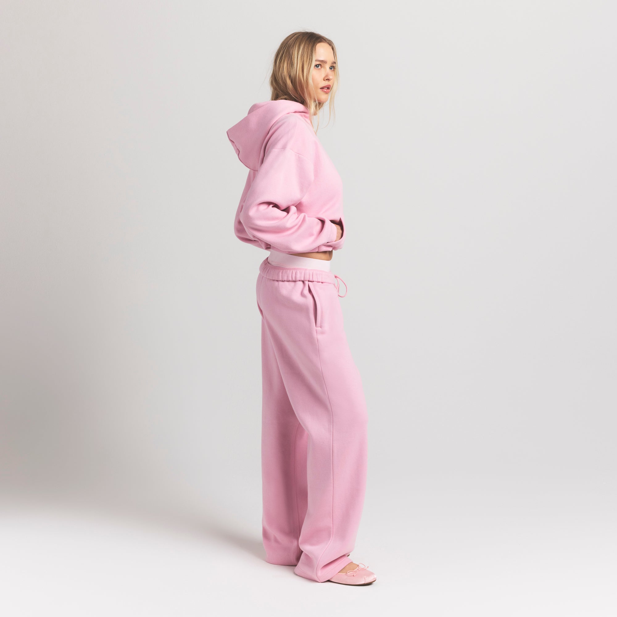 COTTON FLEECE CLASSIC STRAIGHT LEG PANT | HALITE ON A MODEL SIDE VIEW S | FOCUS: 0.0, 1.0, 0.9