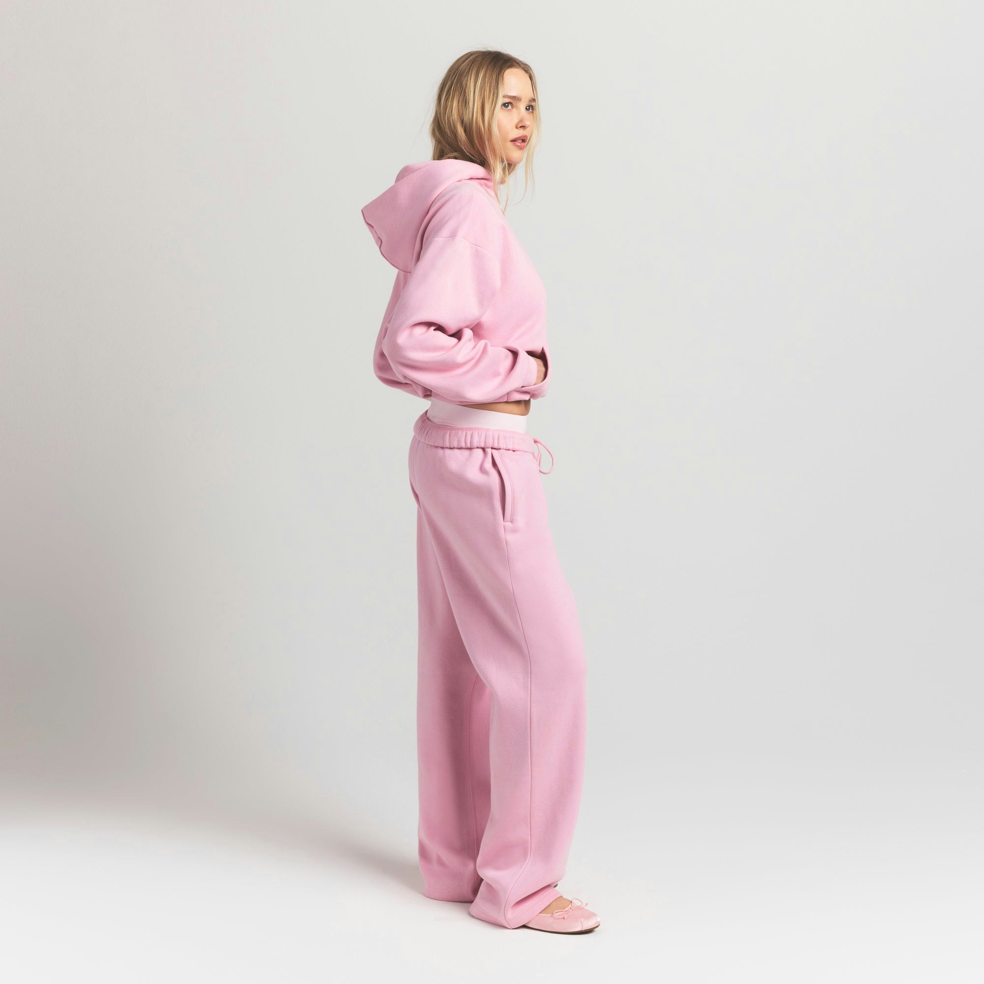 COTTON FLEECE CLASSIC STRAIGHT LEG PANT | HALITE ON A MODEL SIDE VIEW @ | FOCUS: 0.9, 0.1, 0.7