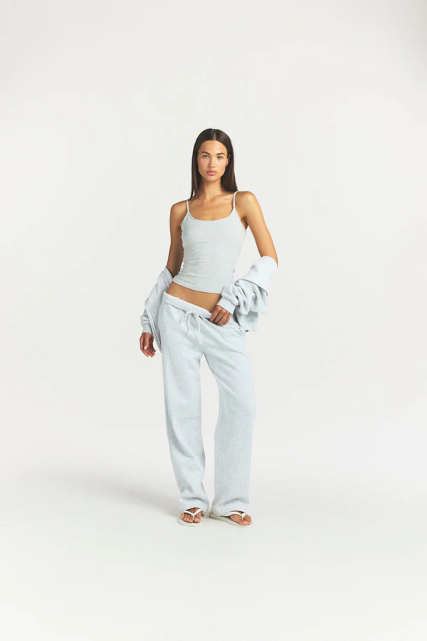 COTTON FLEECE CLASSIC STRAIGHT LEG PANT | LIGHT HEATHER GREY ON A MODEL FRONT VIEW