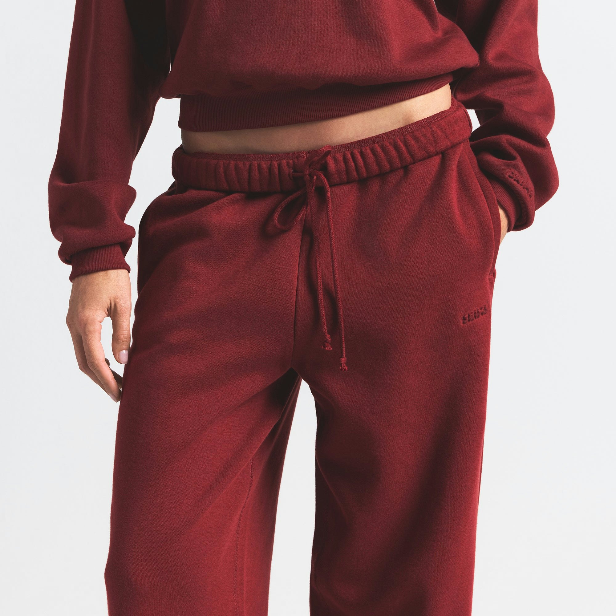 COTTON FLEECE CLASSIC STRAIGHT LEG PANT | MERLOT ON A MODEL FRONT VIEW @ | FOCUS: 0.0, 1.0, 0.9