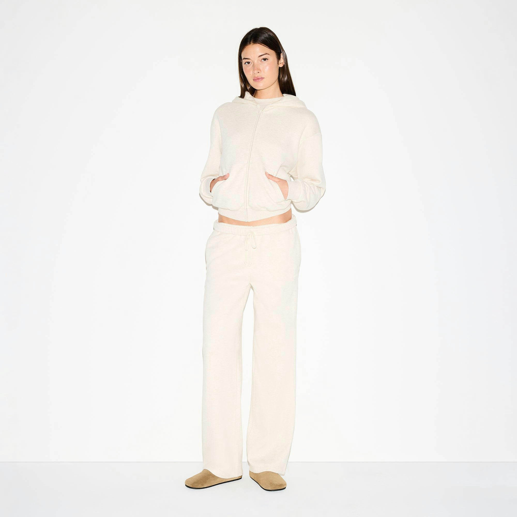 COTTON FLEECE CLASSIC STRAIGHT LEG PANT | OATMEAL HEATHER ON A MODEL FRONT VIEW @ | FOCUS: 0.0, 1.0, 0.9