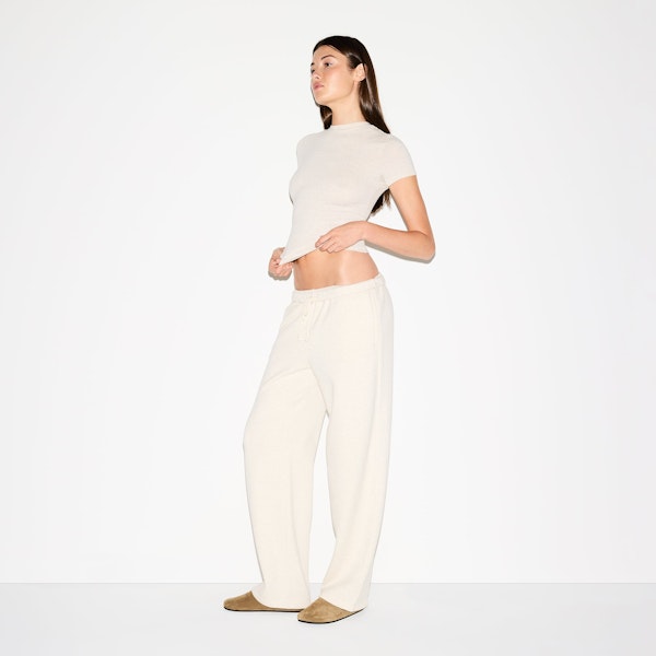 COTTON FLEECE CLASSIC STRAIGHT LEG PANT | OATMEAL HEATHER ON A MODEL SIDE VIEW @ | FOCUS: 0.0, 1.0, 0.9