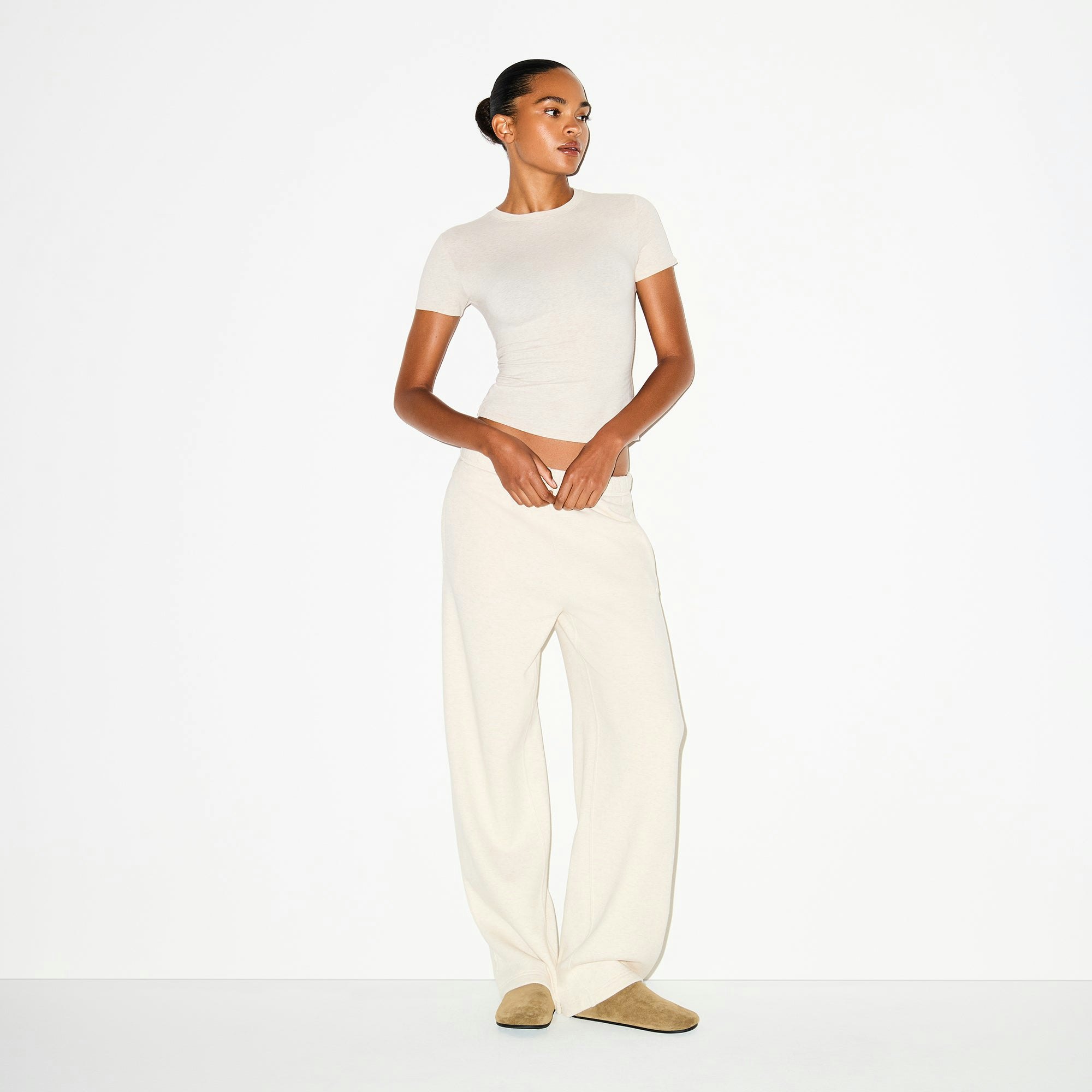 COTTON FLEECE CLASSIC STRAIGHT LEG PANT | OATMEAL HEATHER ON A MODEL FRONT VIEW @ | FOCUS: 0.0, 1.0, 0.9