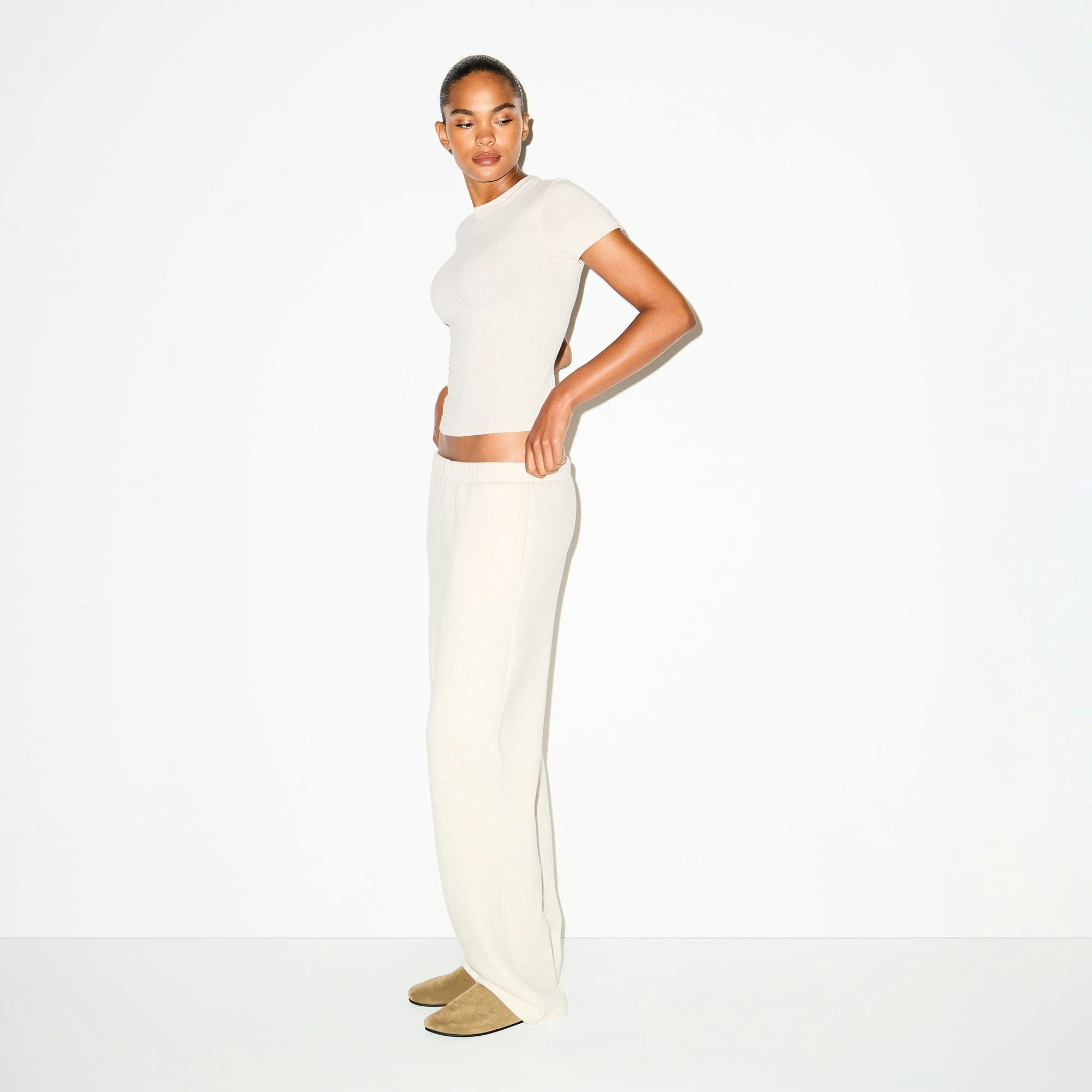 COTTON FLEECE CLASSIC STRAIGHT LEG PANT | OATMEAL HEATHER ON A MODEL SIDE VIEW @ | FOCUS: 0.0, 1.0, 0.9