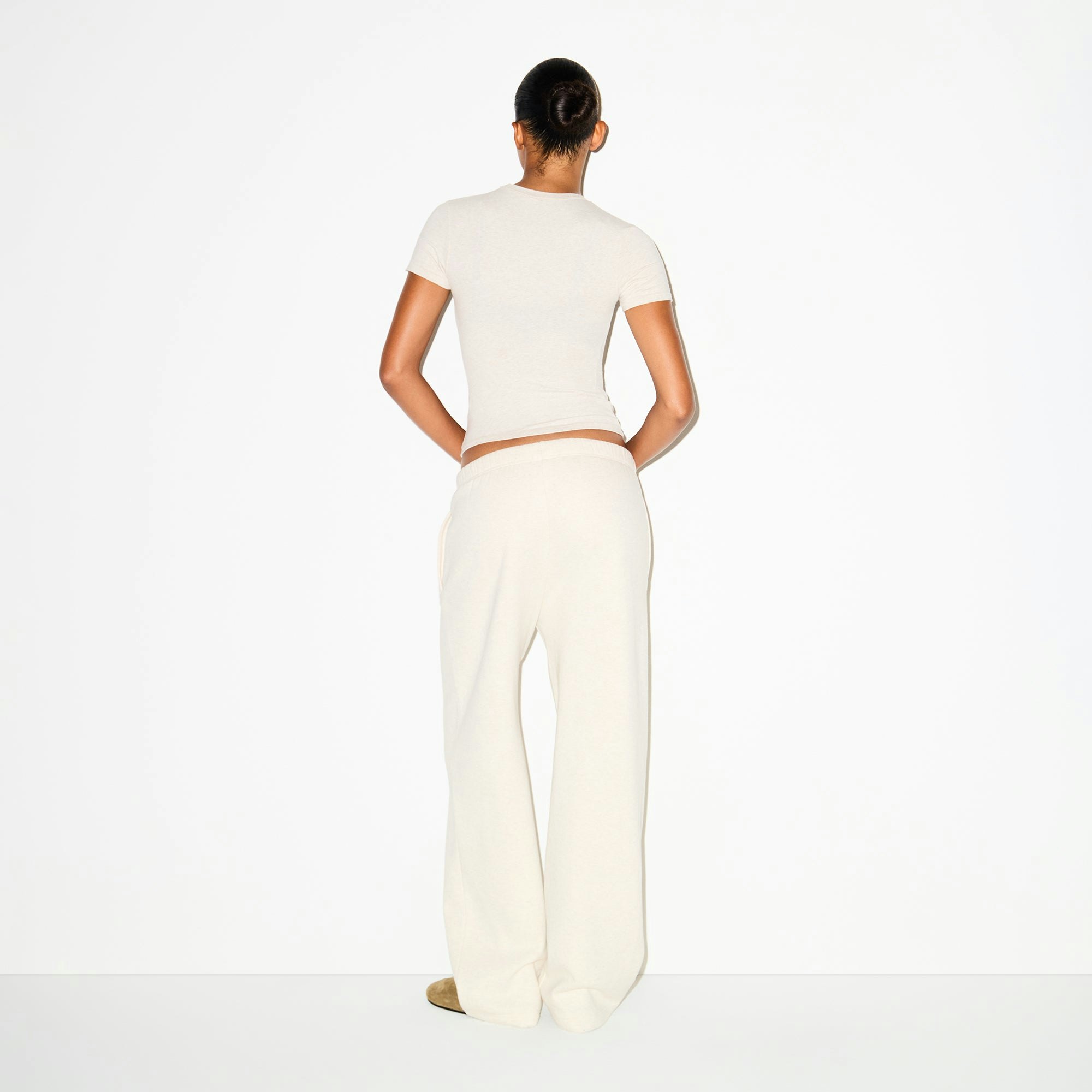 COTTON FLEECE CLASSIC STRAIGHT LEG PANT | OATMEAL HEATHER ON A MODEL BACK VIEW @ | FOCUS: 0.0, 1.0, 0.9