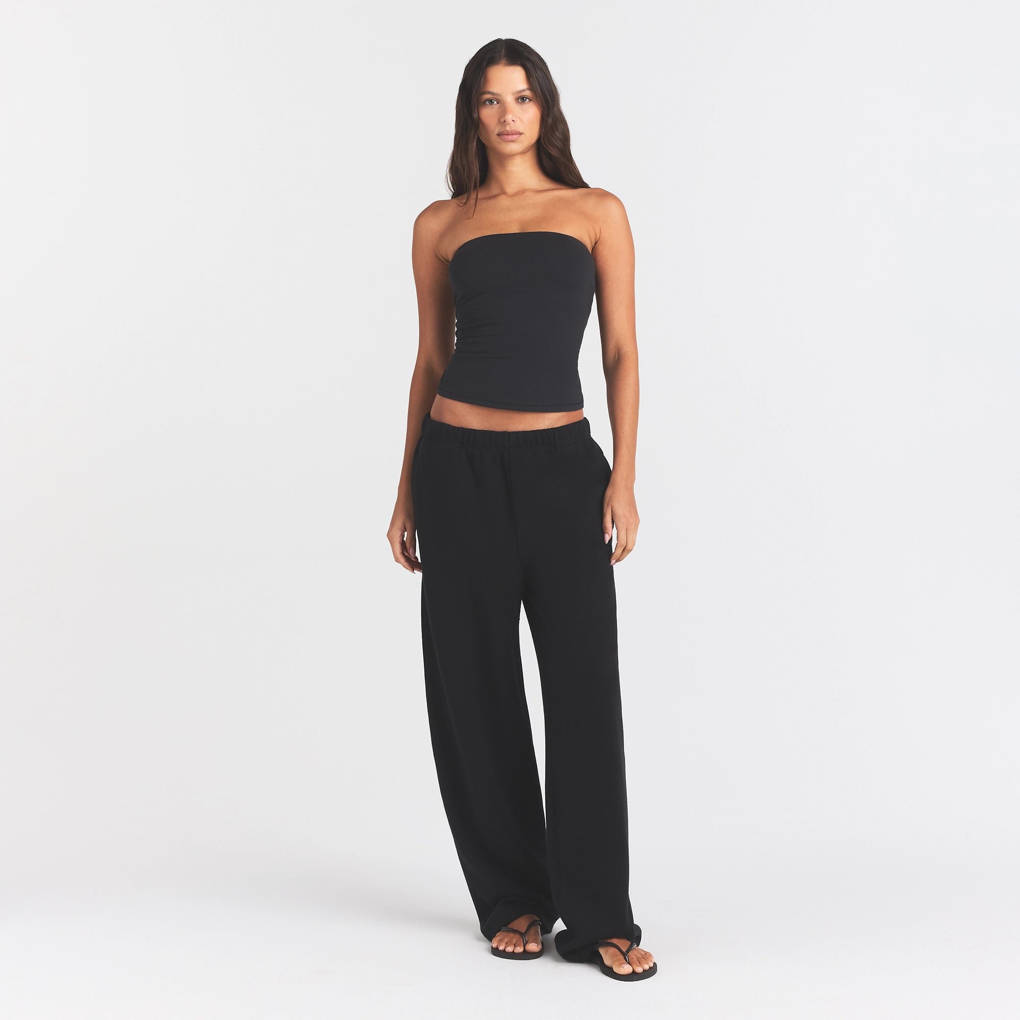 COTTON FLEECE CLASSIC STRAIGHT LEG PANT | ONYX ON A MODEL FRONT VIEW