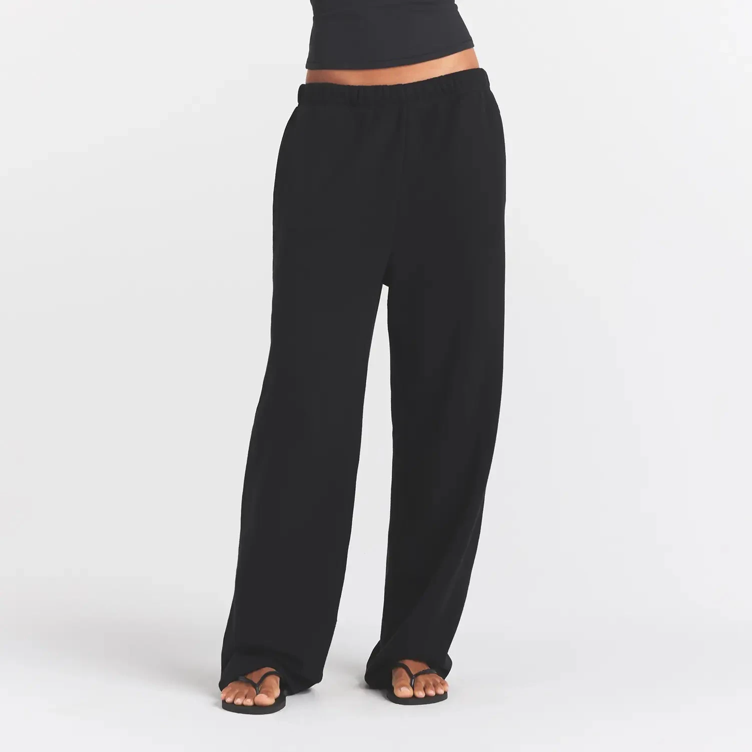 COTTON FLEECE CLASSIC STRAIGHT LEG PANT | ONYX ON A MODEL FRONT VIEW