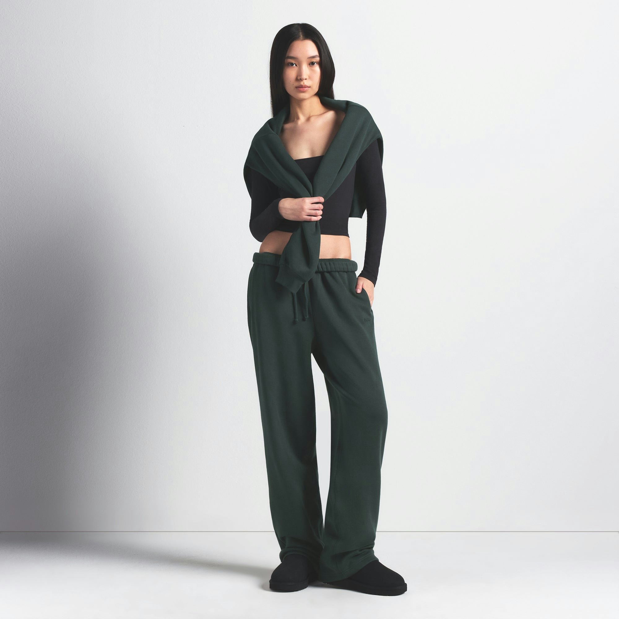 COTTON FLEECE CLASSIC STRAIGHT LEG PANT | SPRUCE ON A MODEL FRONT VIEW @ | FOCUS: 0.0, 1.0, 0.9