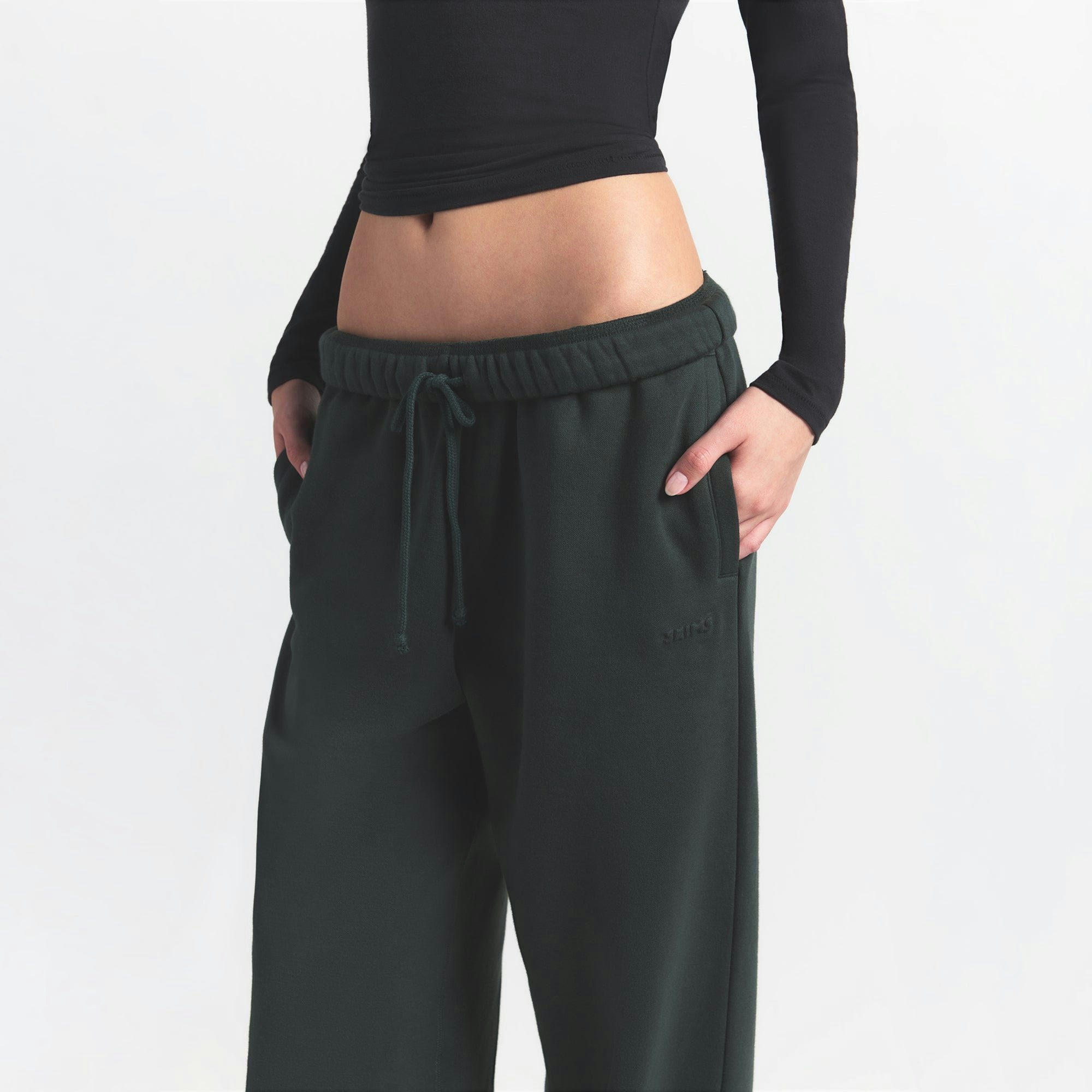 COTTON FLEECE CLASSIC STRAIGHT LEG PANT | SPRUCE ON A MODEL SIDE VIEW@ | FOCUS: 0.0, 1.0, 0.9