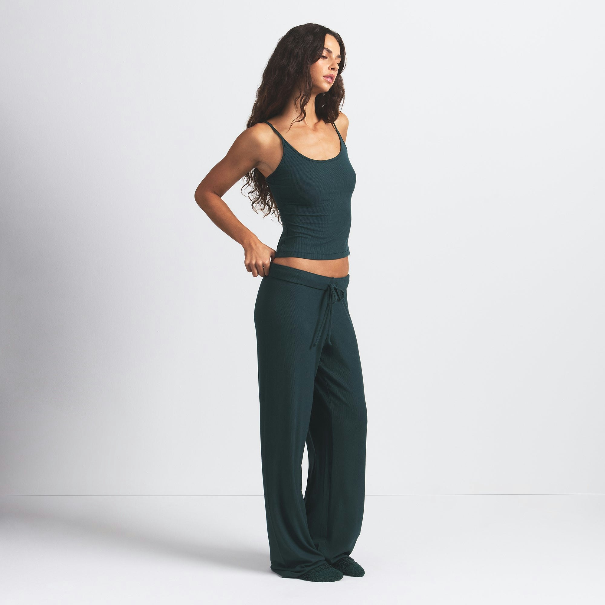 SOFT LOUNGE TANK SLEEP SET | CYPRESS ON A MODEL SIDE VIEW @ | FOCUS: 0.0, 1.0, 0.9