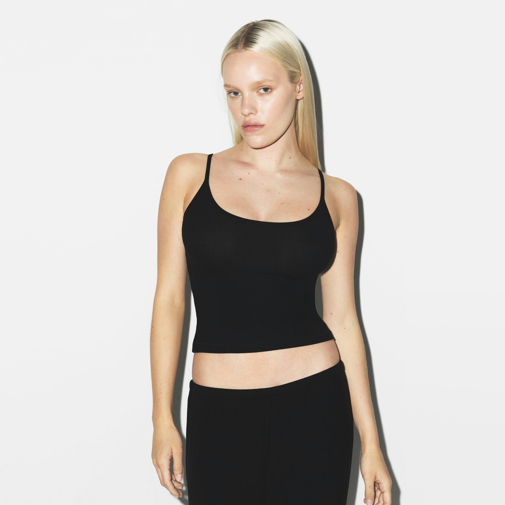 SOFT LOUNGE TANK SLEEP SET | ONYX ON A MODEL SIDE VIEW @ | FOCUS: 0.0, 1.0, 0.9