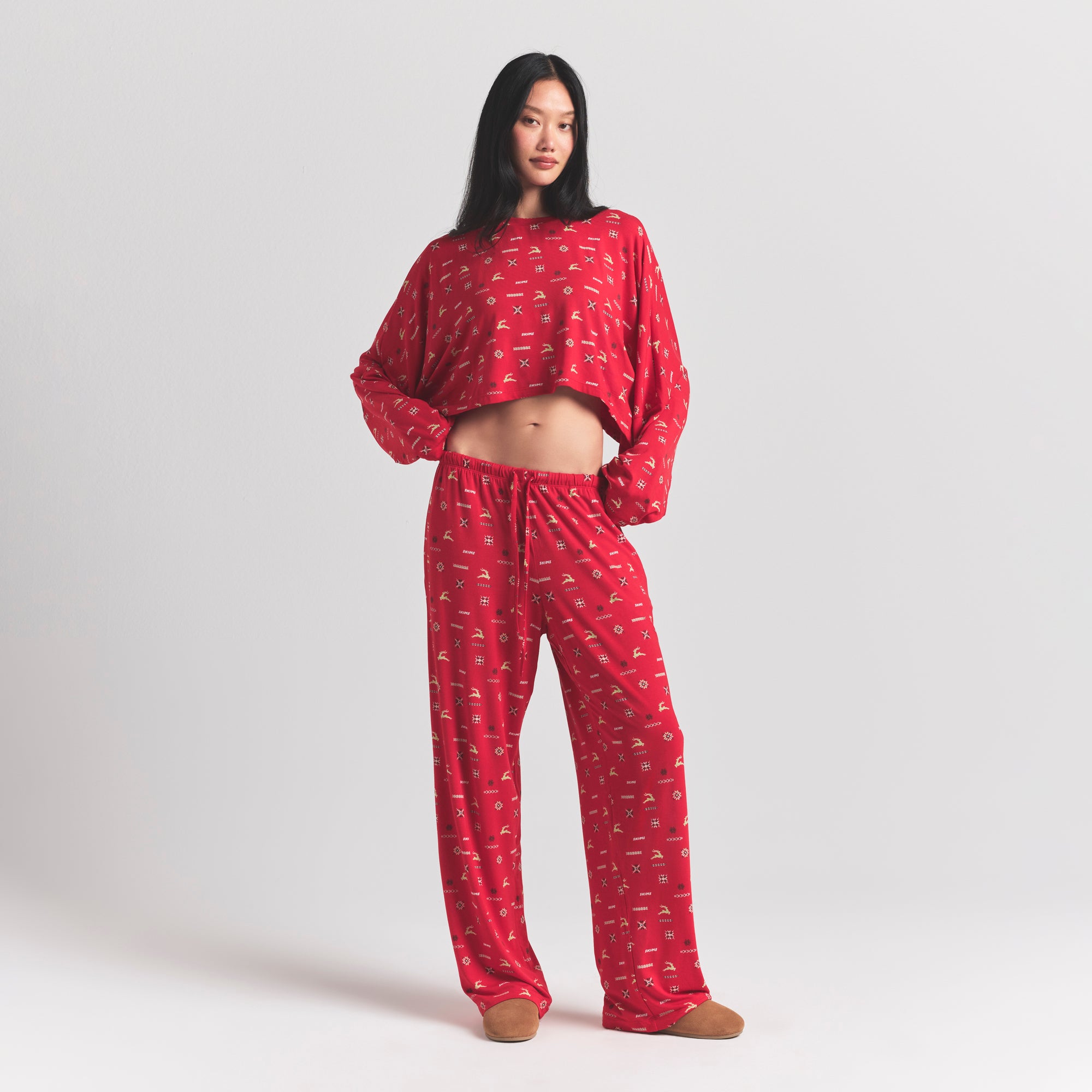 SKIMS SLEEP CROPPED LONG SLEEVE AND PANT SET | CRANBERRY VINTAGE DEER PRINT ON A MODEL FRONT VIEW @ | FOCUS: 0.0, 1.0, 0.9