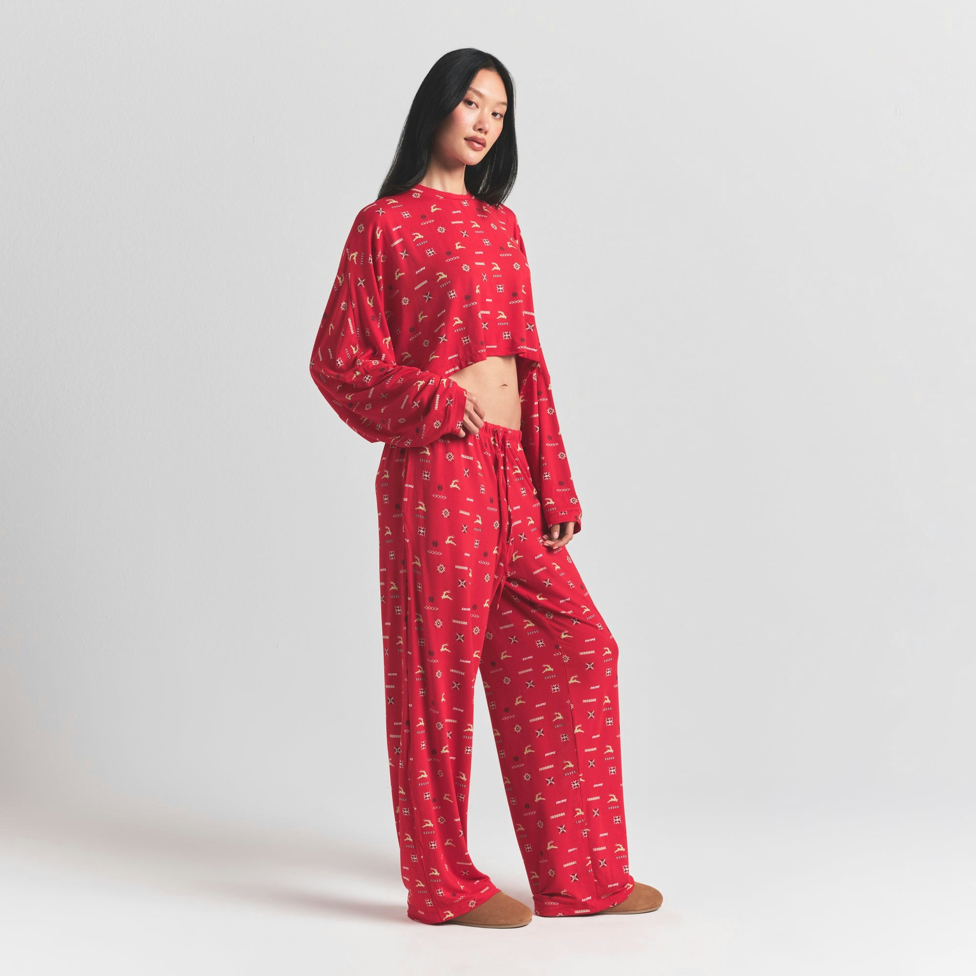 SKIMS SLEEP CROPPED LONG SLEEVE AND PANT SET | CRANBERRY VINTAGE DEER PRINT ON A MODEL FRONT VIEW @ | FOCUS: 0.0, 1.0, 0.9