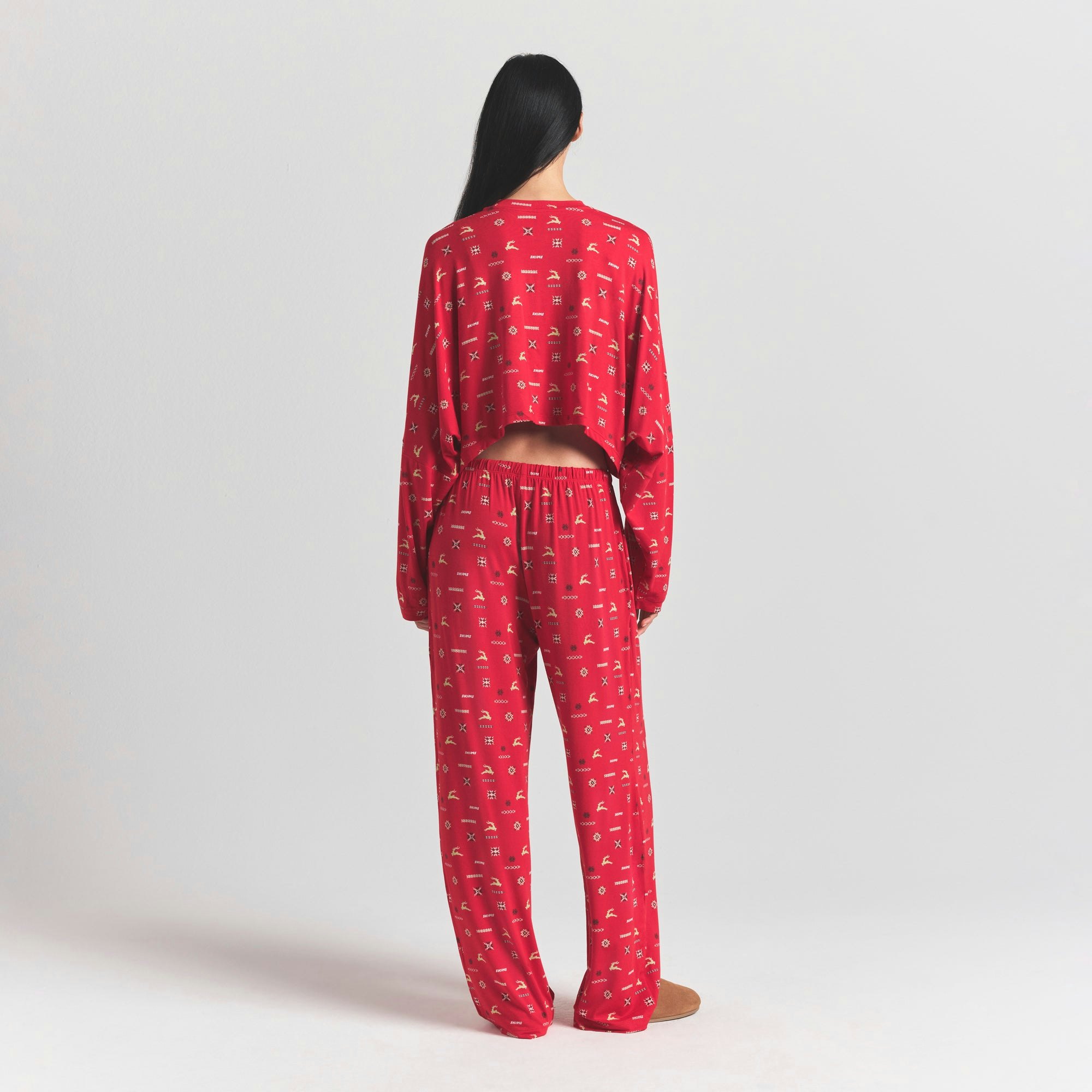 SKIMS SLEEP CROPPED LONG SLEEVE AND PANT SET | CRANBERRY VINTAGE DEER PRINT ON A MODEL FRONT VIEW @ | FOCUS: 0.0, 1.0, 0.9