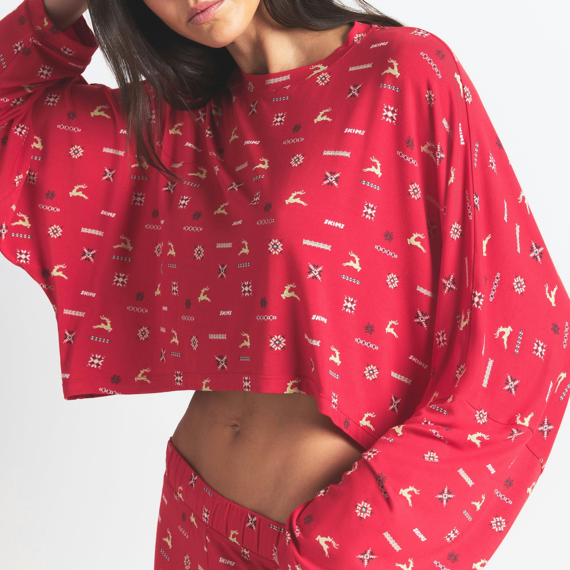 SKIMS SLEEP CROPPED LONG SLEEVE AND PANT SET | CRANBERRY VINTAGE DEER PRINT ON A MODEL FRONT VIEW @ | FOCUS: 0.0, 1.0, 0.9