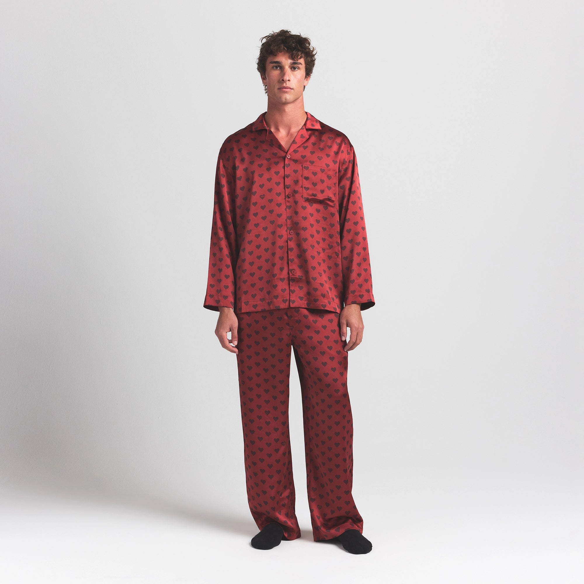 SATEEN SLEEP MENS LONG SLEEP SET | RED HEART HALFDROP ON A MODEL FRONT VIEW @ | FOCUS: 0.0, 1.0, 0.9