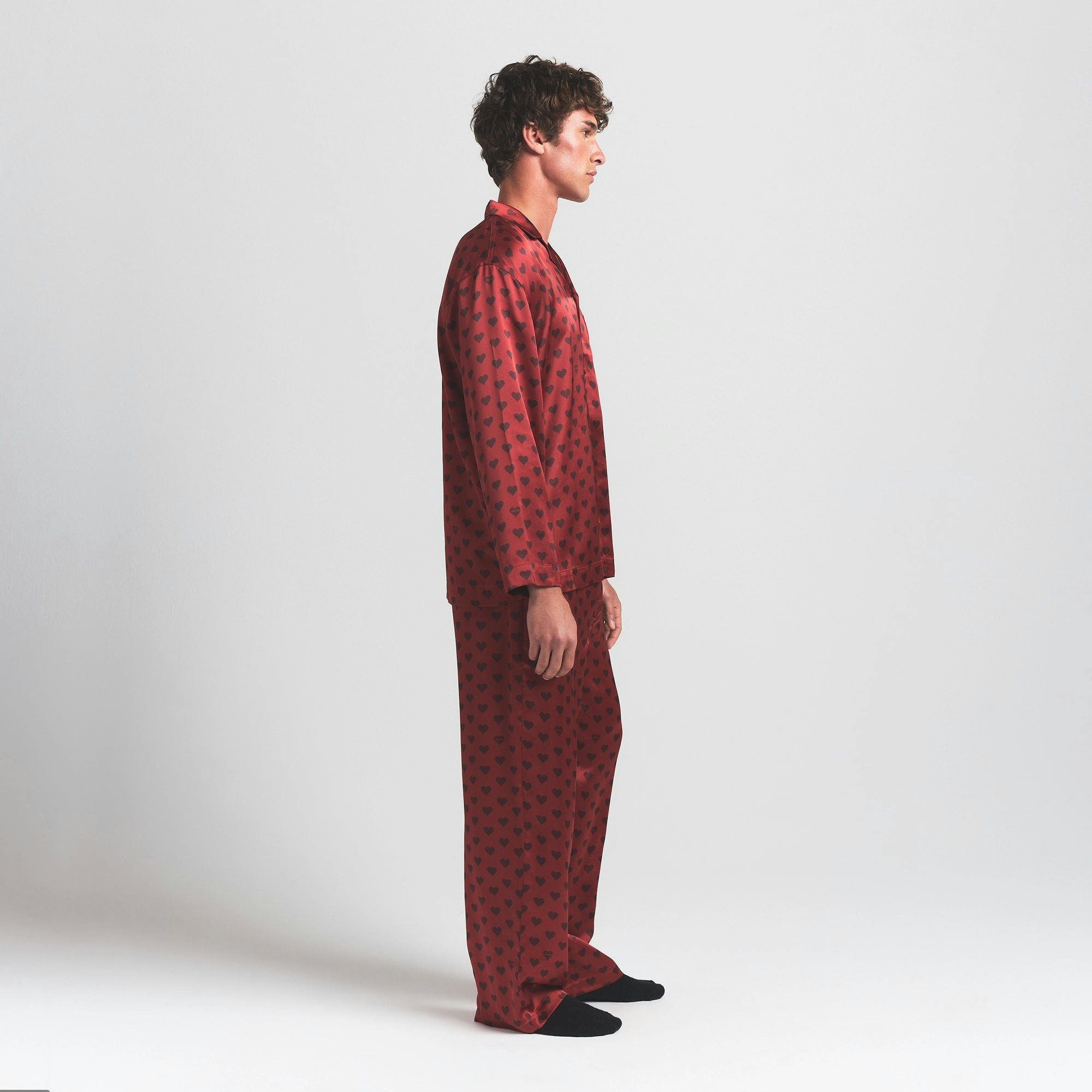 SATEEN SLEEP MENS LONG SLEEP SET | RED HEART HALFDROP ON A MODEL SIDE VIEW @ | FOCUS: 0.0, 1.0, 0.9