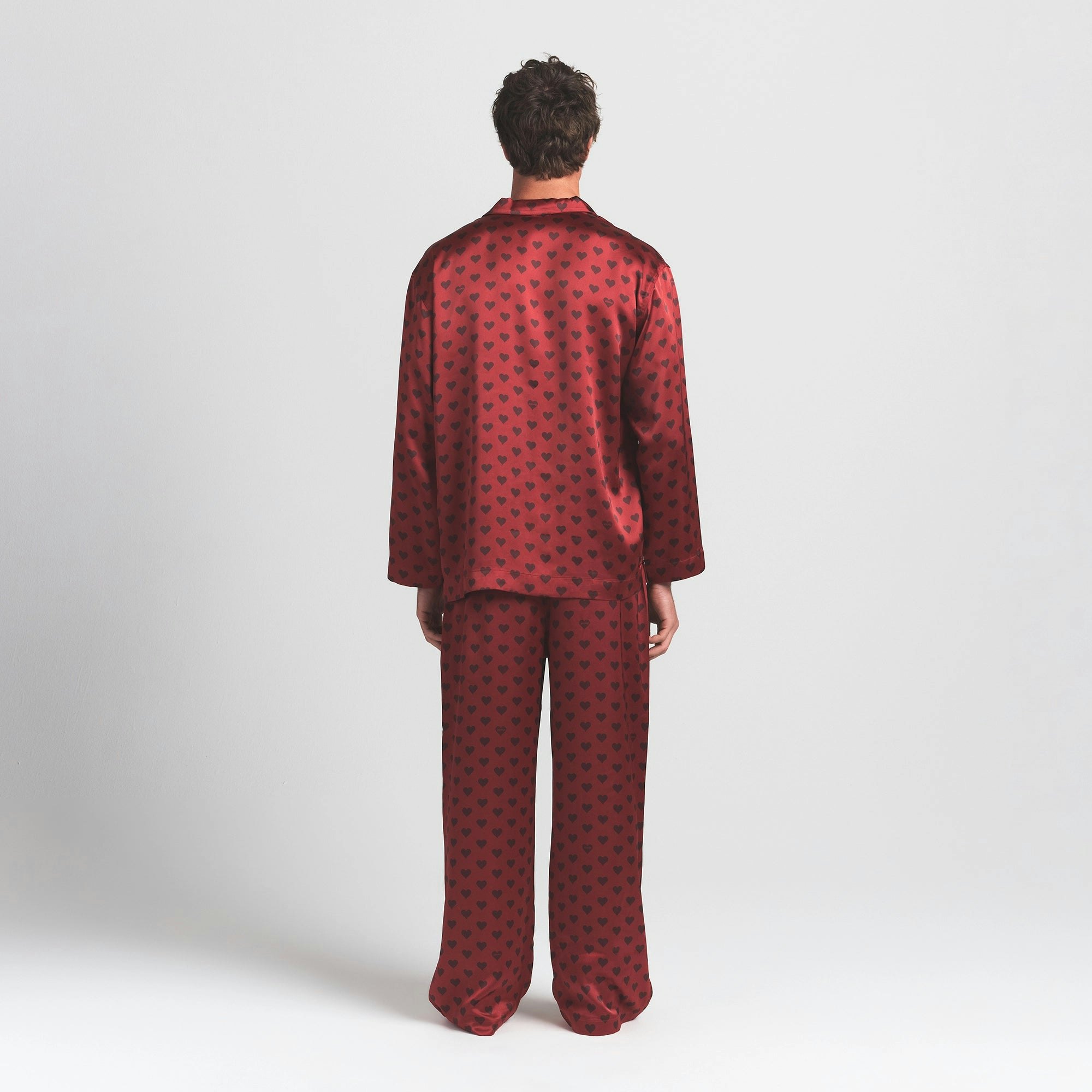 SATEEN SLEEP MENS LONG SLEEP SET | RED HEART HALFDROP ON A MODEL BACK VIEW @ | FOCUS: 0.0, 1.0, 0.9
