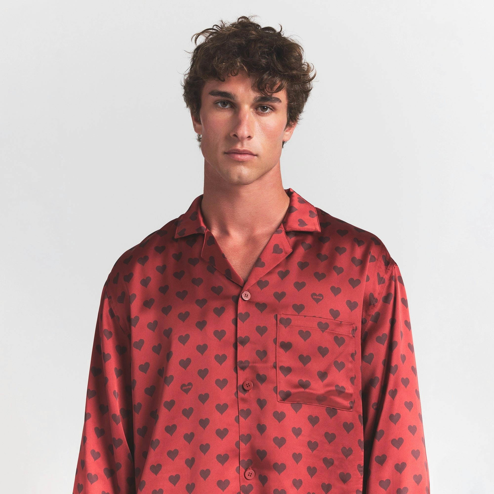 SATEEN SLEEP MENS LONG SLEEP SET | RED HEART HALFDROP ON A MODEL FRONT VIEW @ | FOCUS: 0.0, 1.0, 0.9